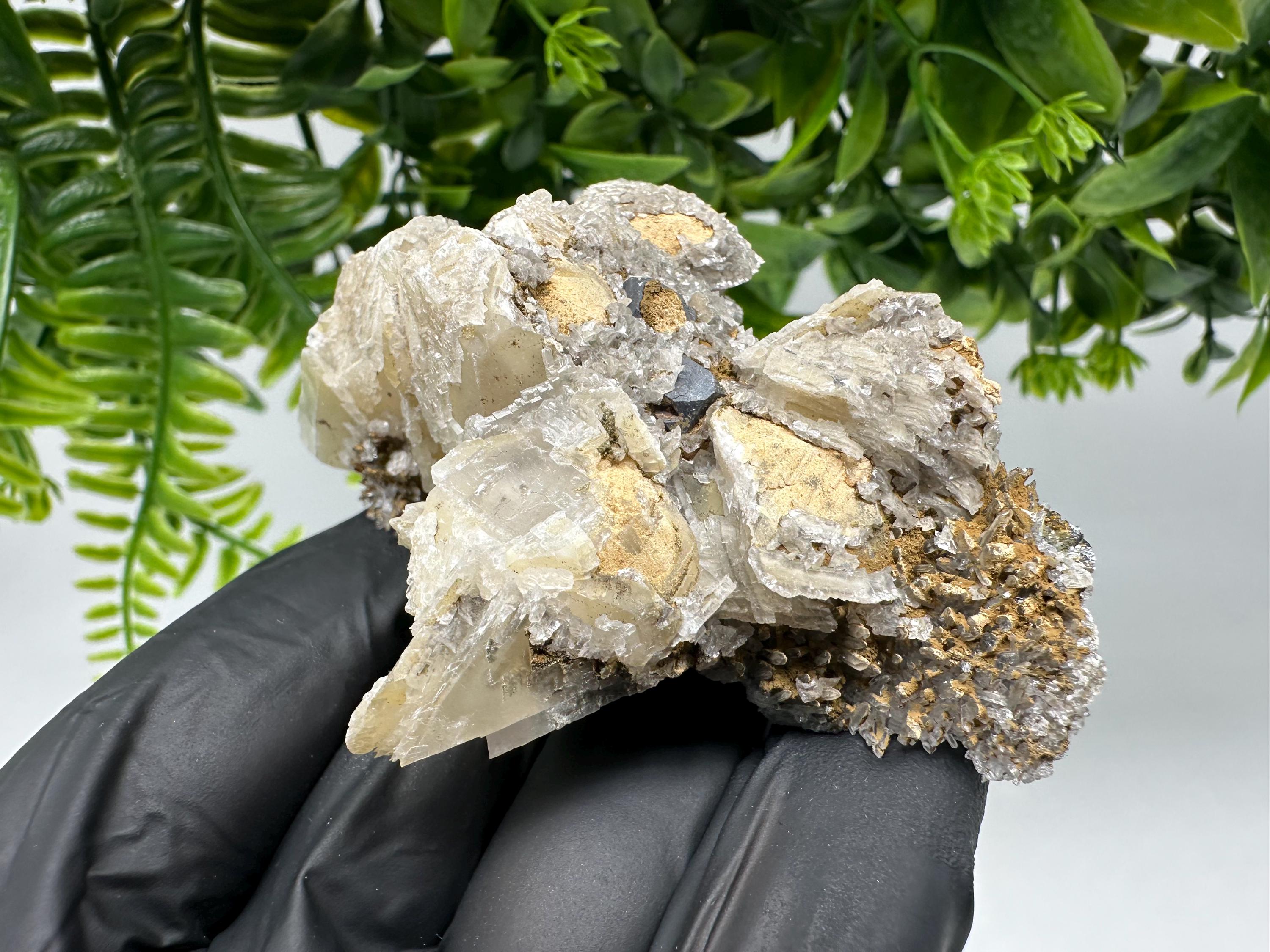Calcite on Quartz,Chlorite from Borieva mine,Madan,Bulgaria,mineral specimen,collected crystal,geological minerals,collecting crystal