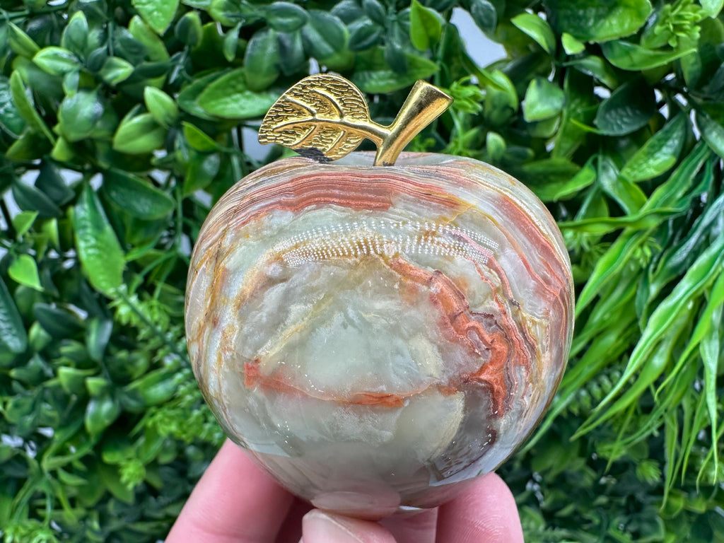 Handcrafted Marbled Onyx Apple Sculpture: Natural Stone Decor