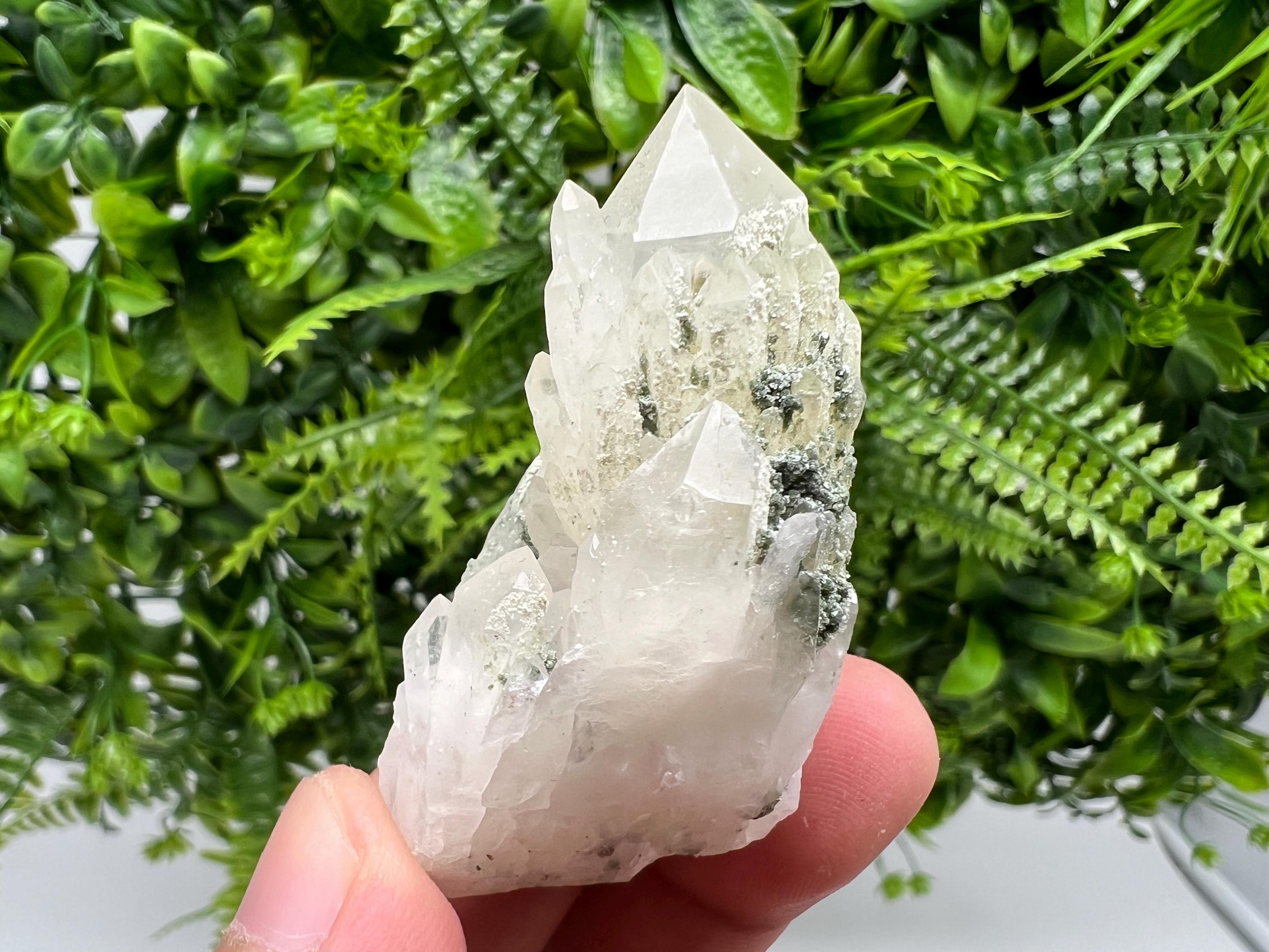 Wonderful Transparent Quartz whit Chlorite ,From 9th September mine,Madan,Bulgaria,Quartz,Quartz crystal,mineral specimen,collection quartz