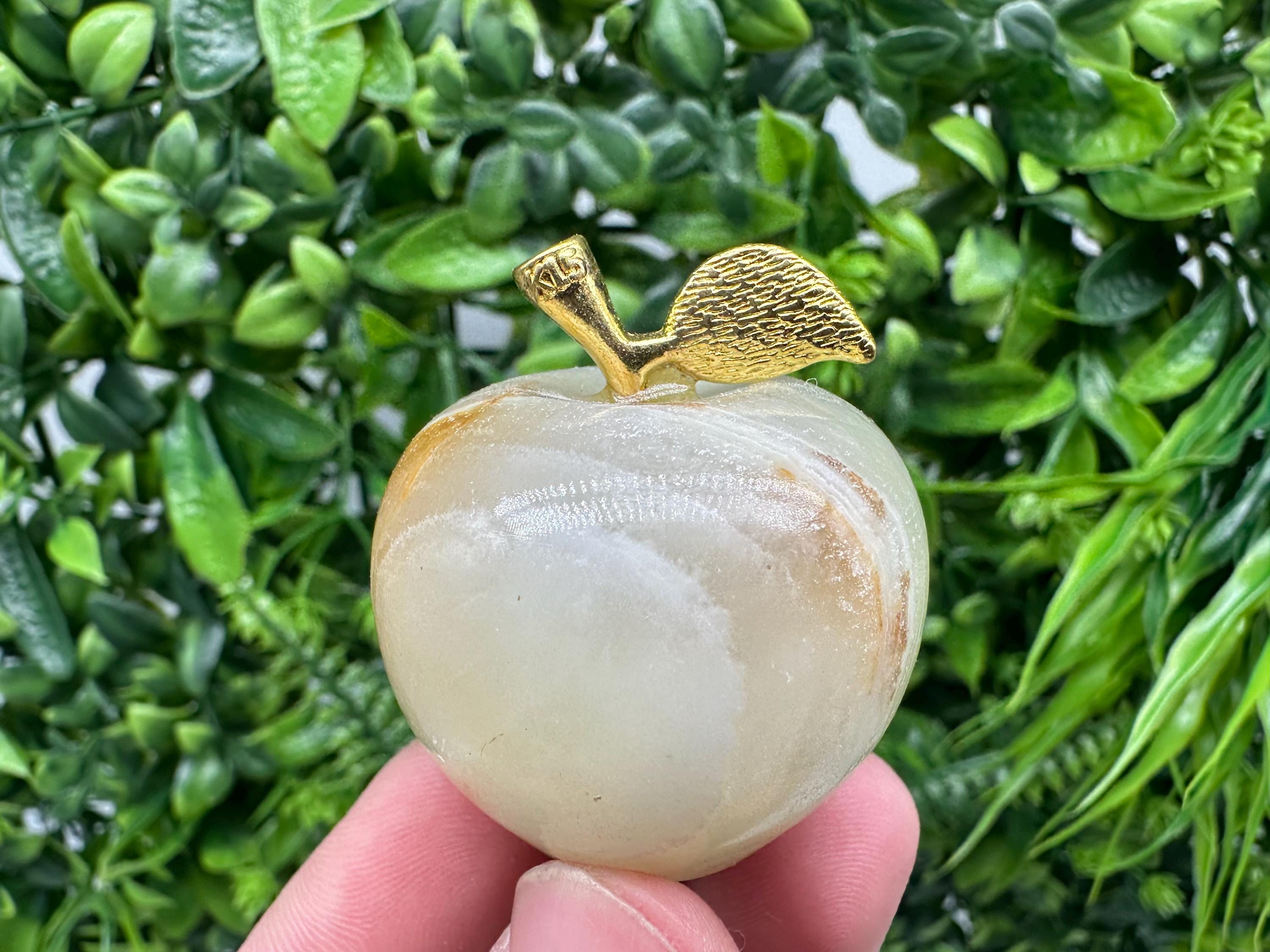 Handcrafted Marbled Onyx Apple Sculpture: Natural Stone Decor