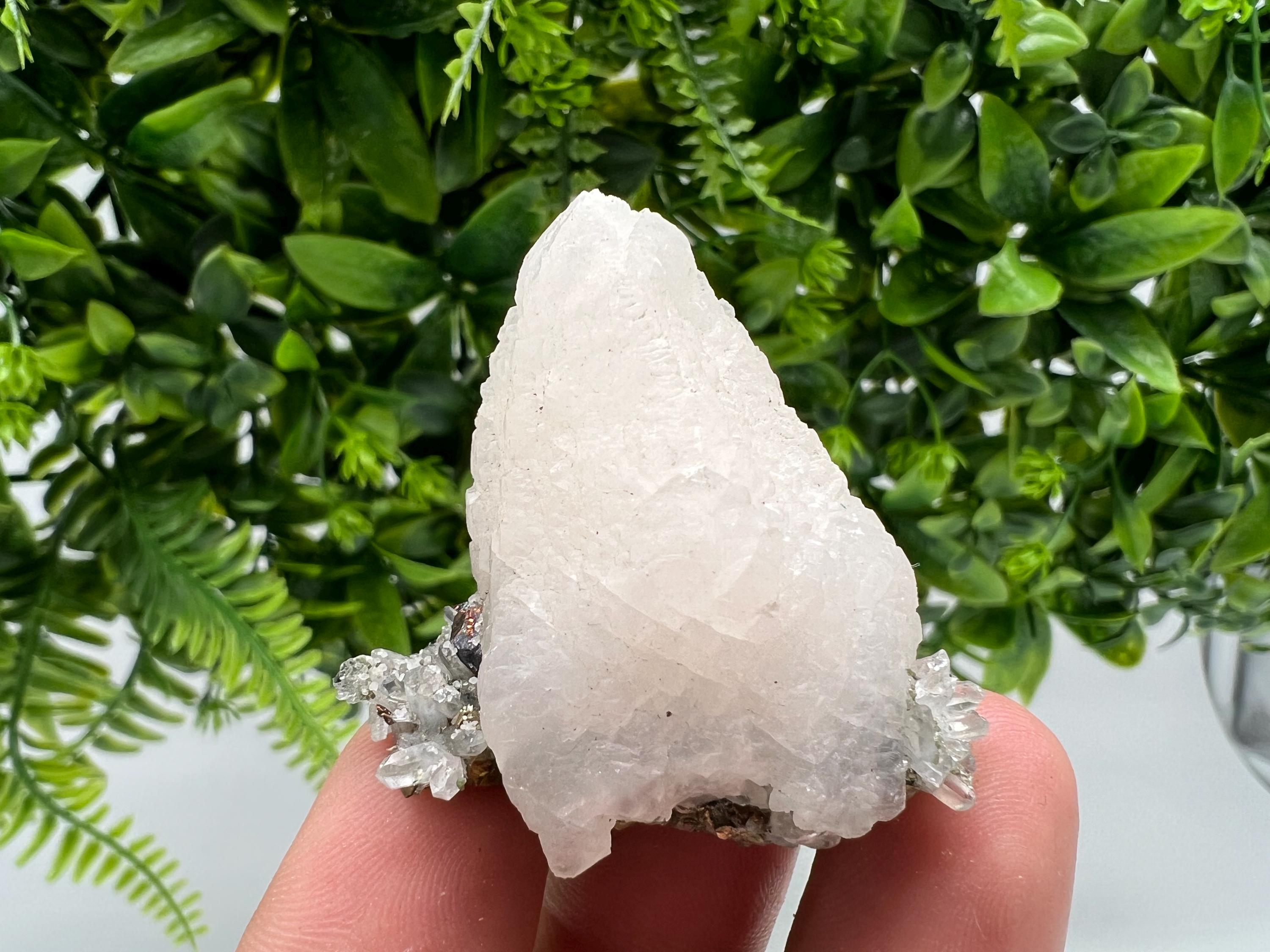 Quartz,Calcite whit Brown Rhodochrosite from Djurcovo mine,Bulgaria,Quartz,Rhodochrosite cluster,natural mineral,collection crystal,mineral