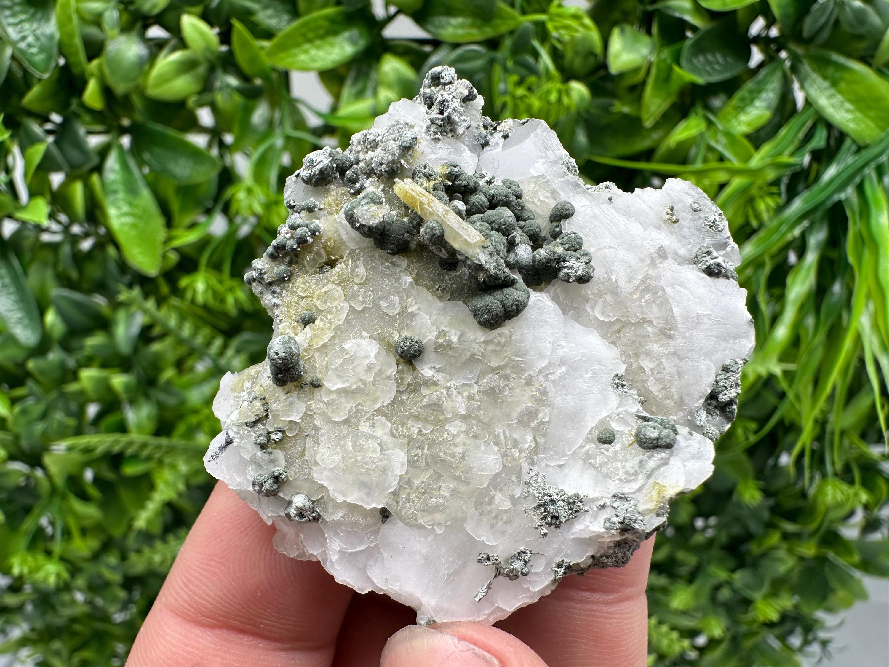 Wonderful,UV Mangano Calcite from Borieva mine Madan Bulgaria natural minerals souvenir crystal collection home decor souvenir gift stone
