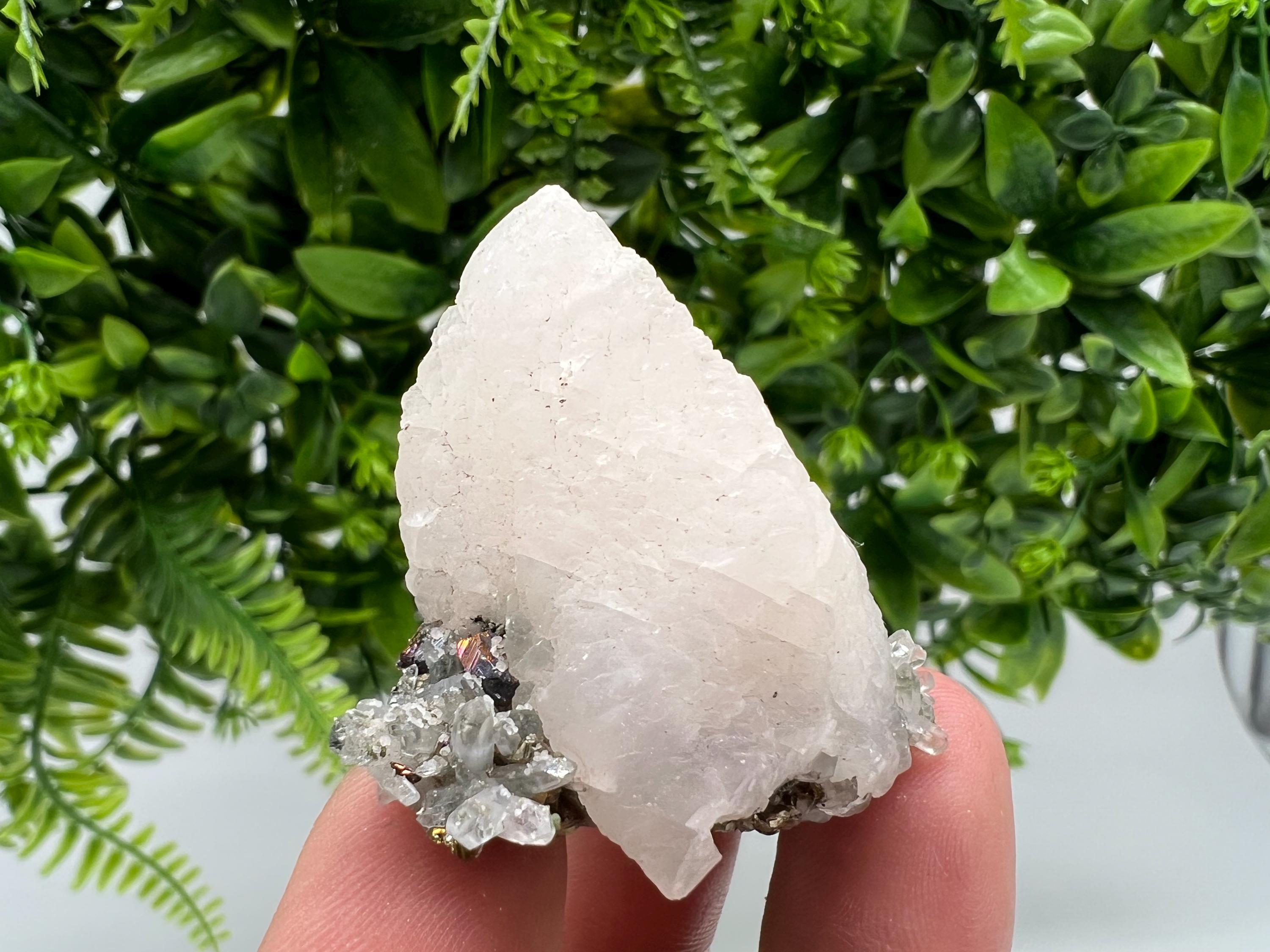 Quartz,Calcite whit Brown Rhodochrosite from Djurcovo mine,Bulgaria,Quartz,Rhodochrosite cluster,natural mineral,collection crystal,mineral