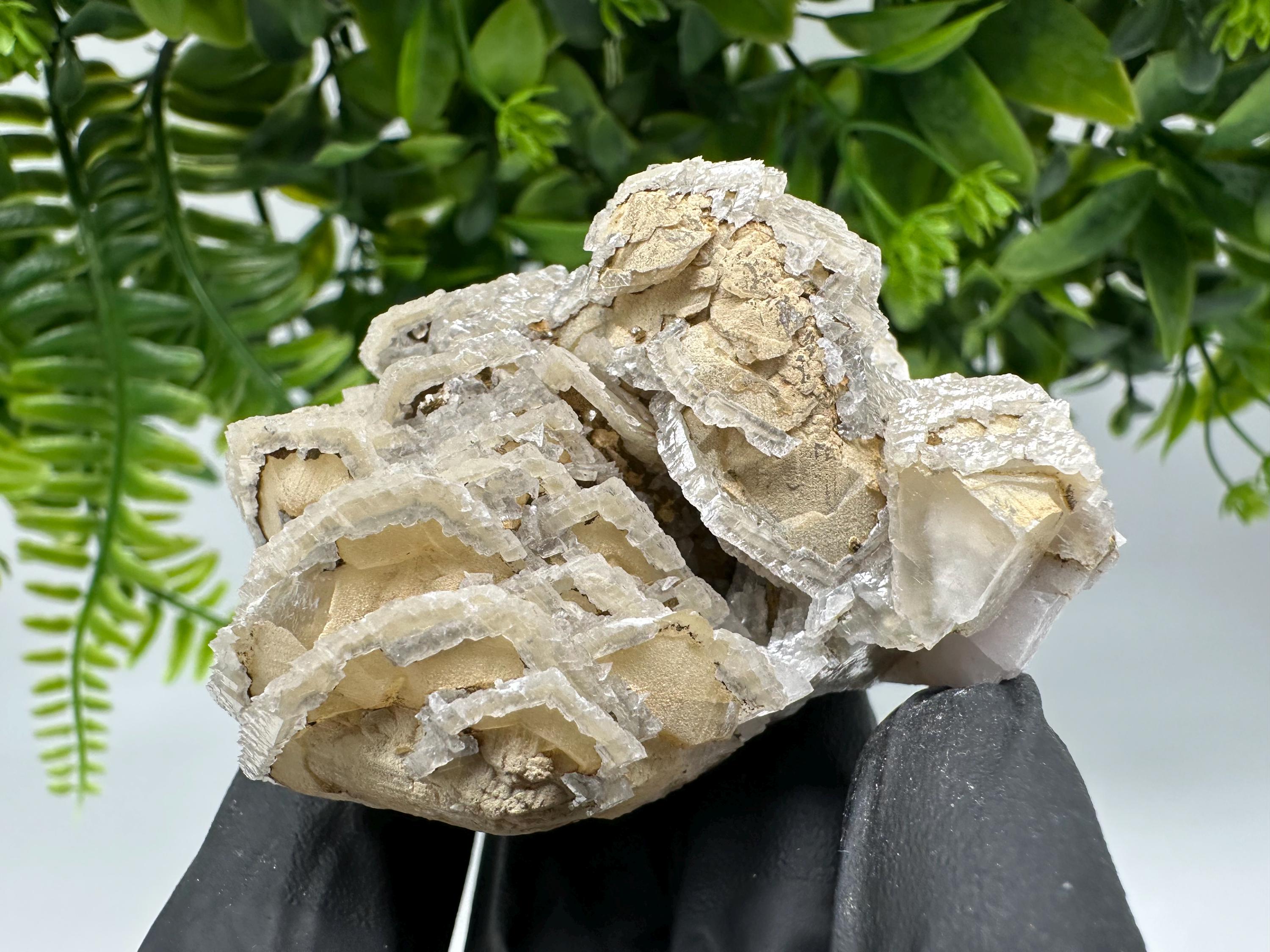 Calcite on Quartz,Chlorite from Borieva mine,Madan,Bulgaria,mineral specimen,collected crystal,geological minerals,collecting crystal