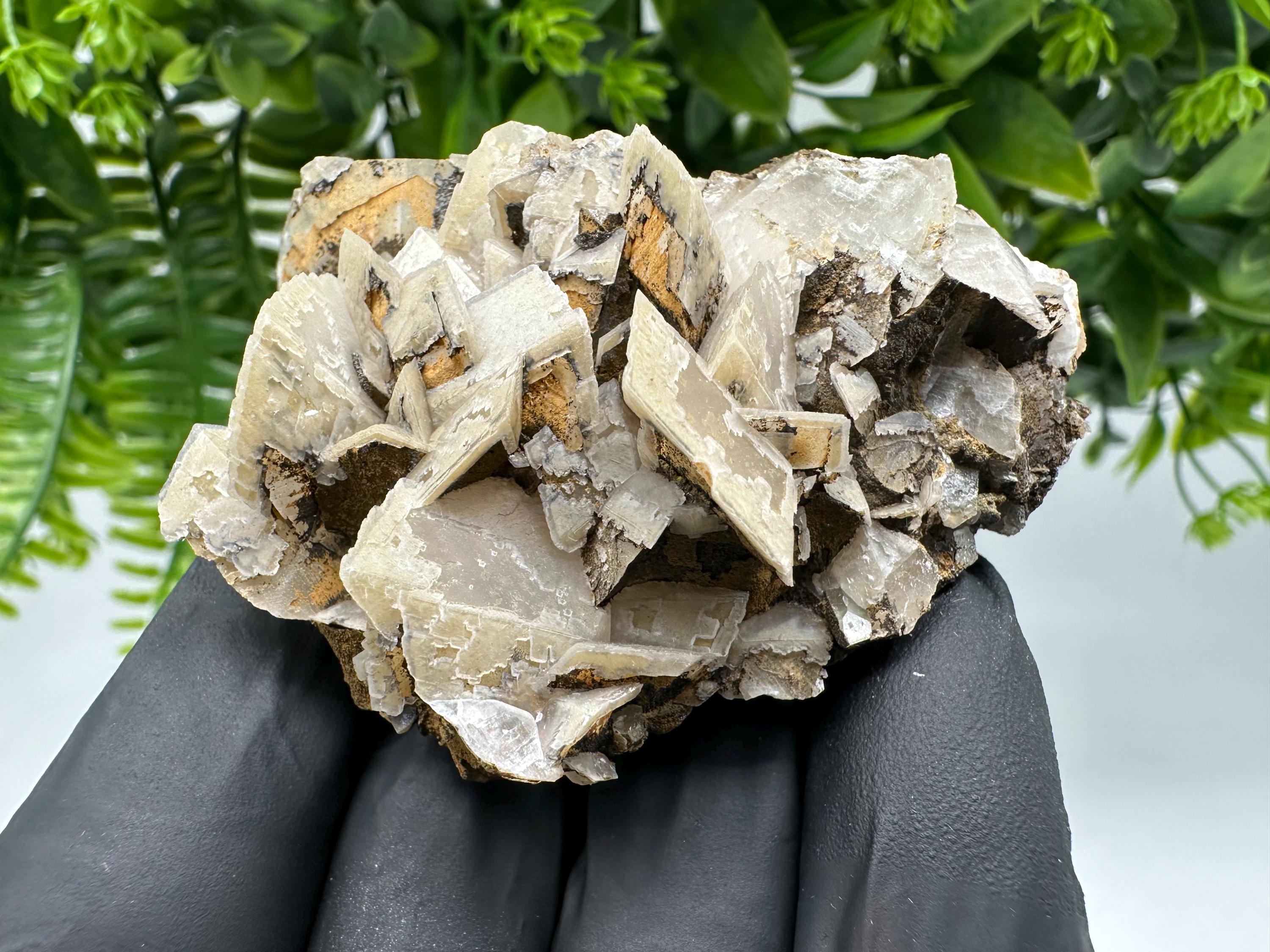 Calcite on Quartz,Chlorite from Borieva mine,Madan,Bulgaria,mineral specimen,collected crystal,geological minerals,collecting crystal