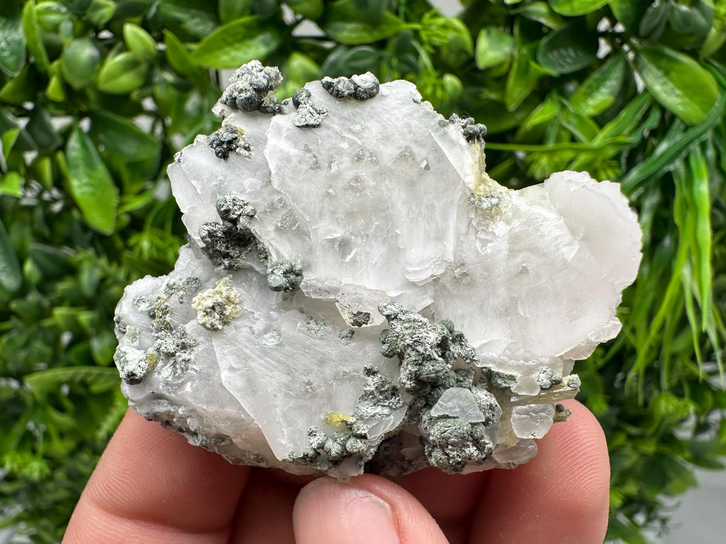 Wonderful,UV Mangano Calcite from Borieva mine Madan Bulgaria natural minerals souvenir crystal collection home decor souvenir gift stone