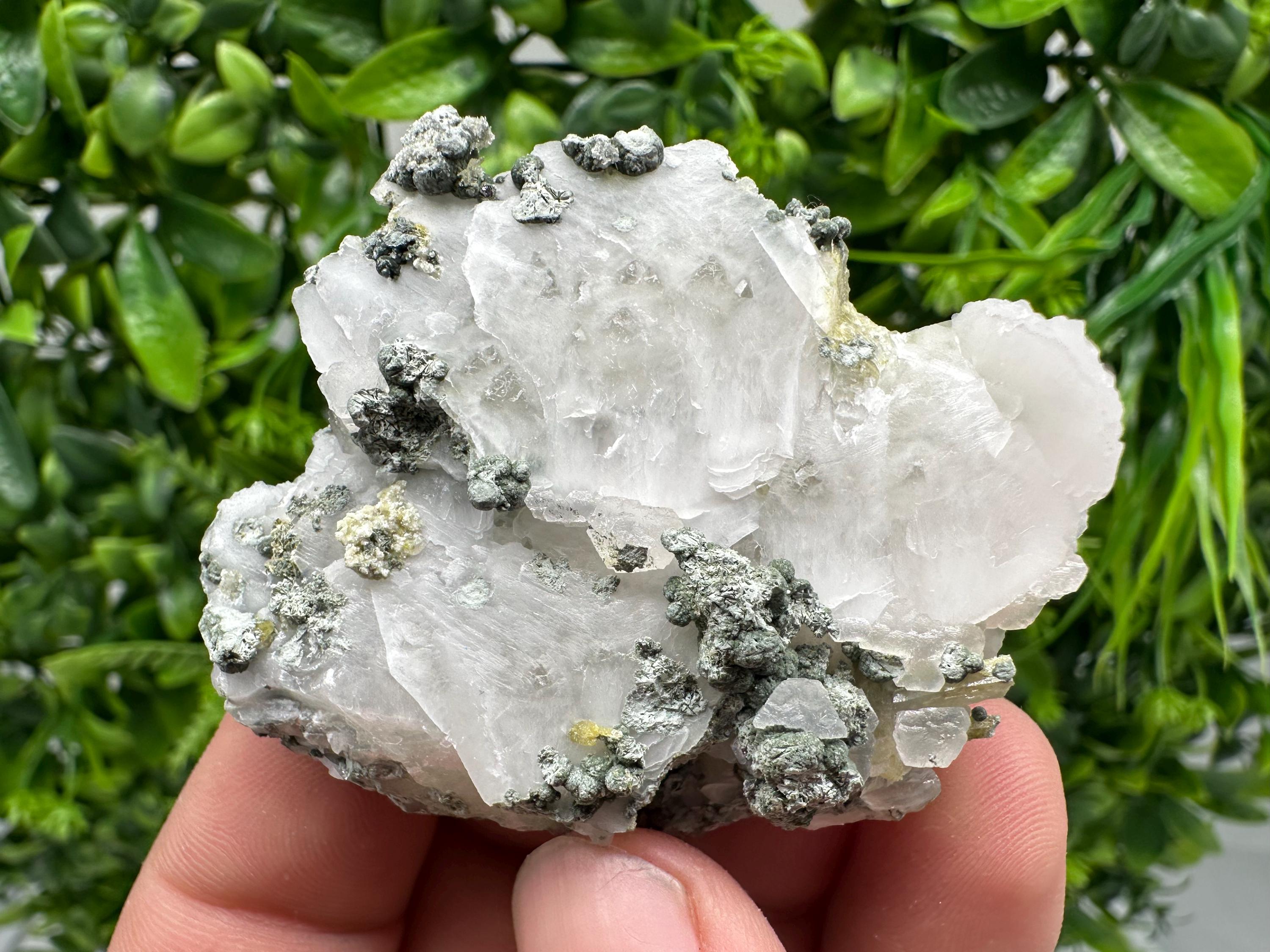 Wonderful,UV Mangano Calcite from Borieva mine Madan Bulgaria natural minerals souvenir crystal collection home decor souvenir gift stone