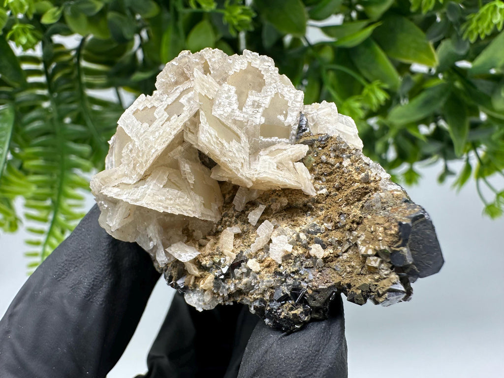 Calcite on Quartz,Chlorite from Borieva mine,Madan,Bulgaria,mineral specimen,collected crystal,geological minerals,collecting crystal