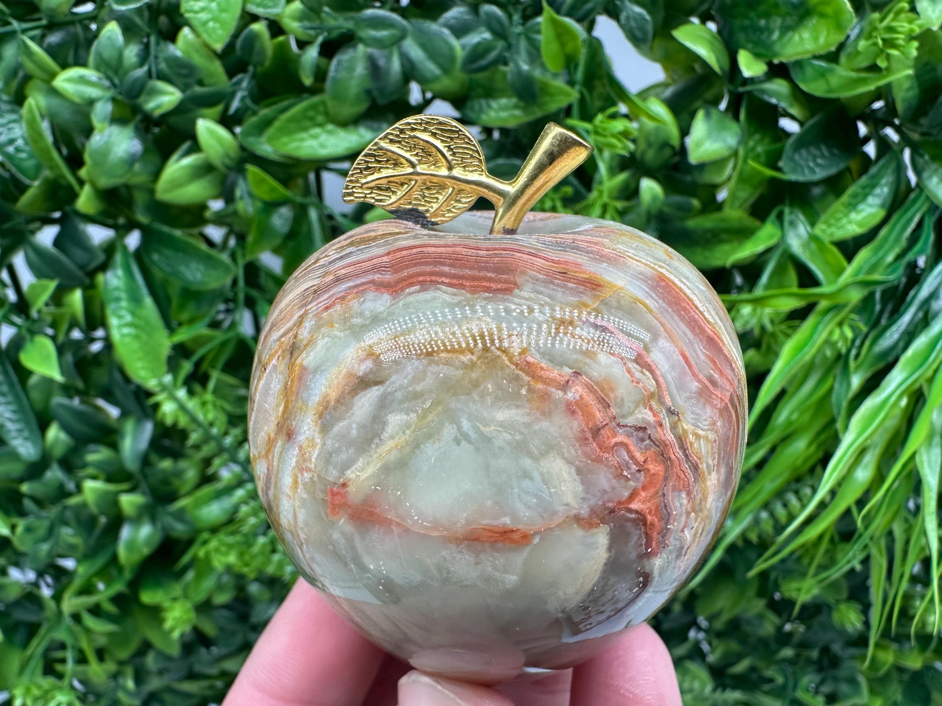 Handcrafted Marbled Onyx Apple Sculpture: Natural Stone Decor
