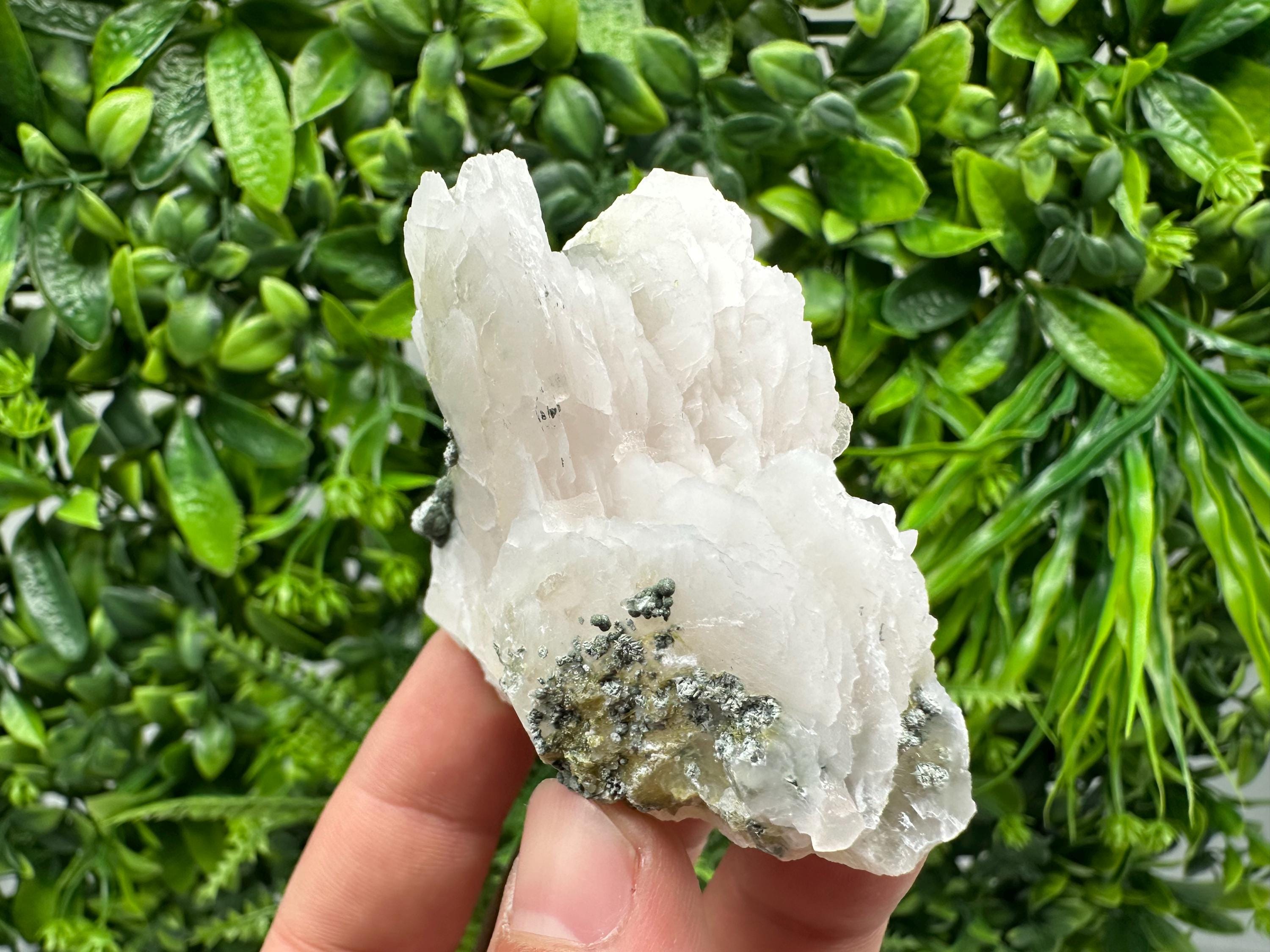 UV Mangano Calcite Crystal: Borieva Mine, Bulgaria