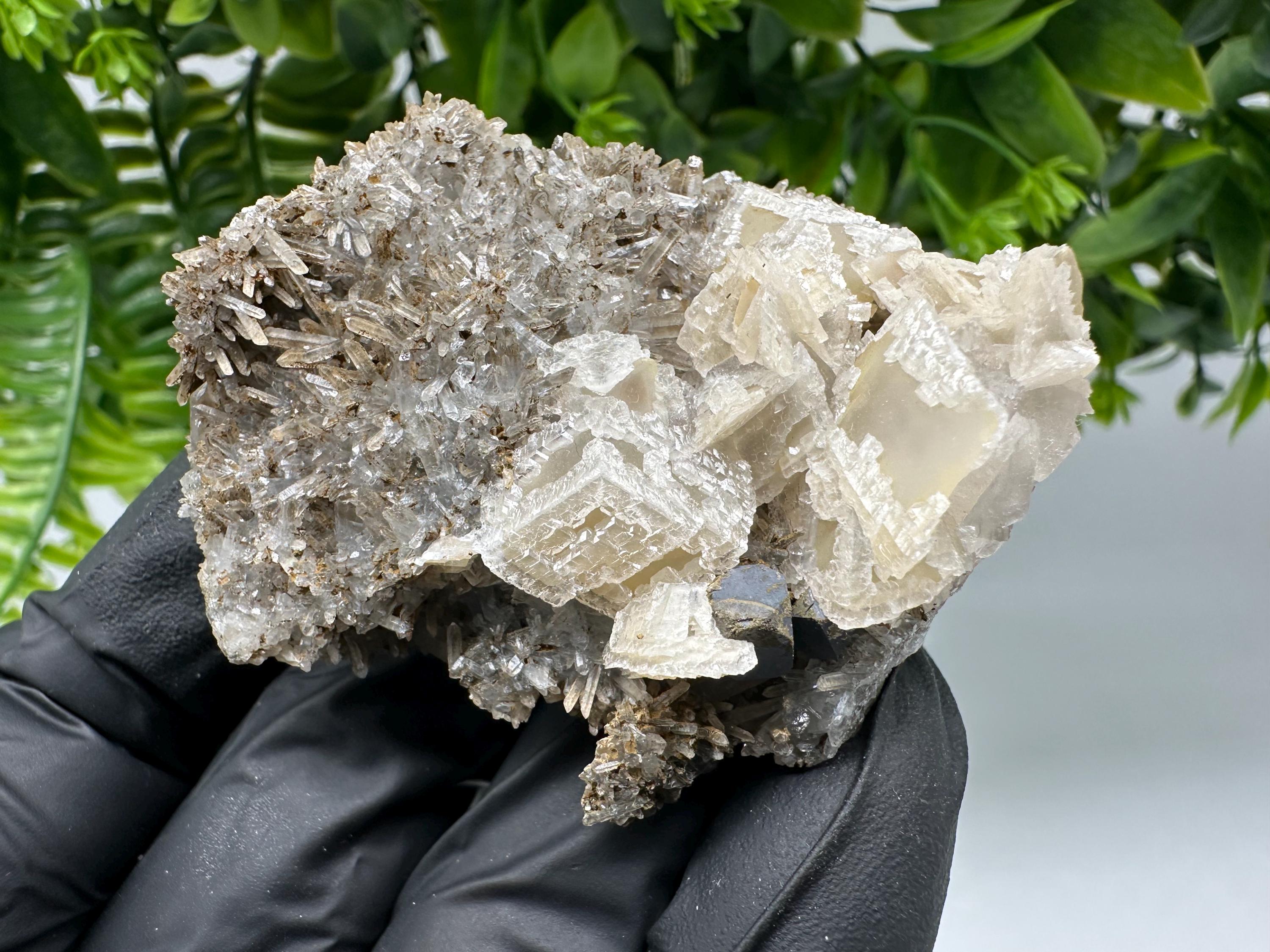 Calcite on Quartz,Chlorite from Borieva mine,Madan,Bulgaria,mineral specimen,collected crystal,geological minerals,collecting crystal