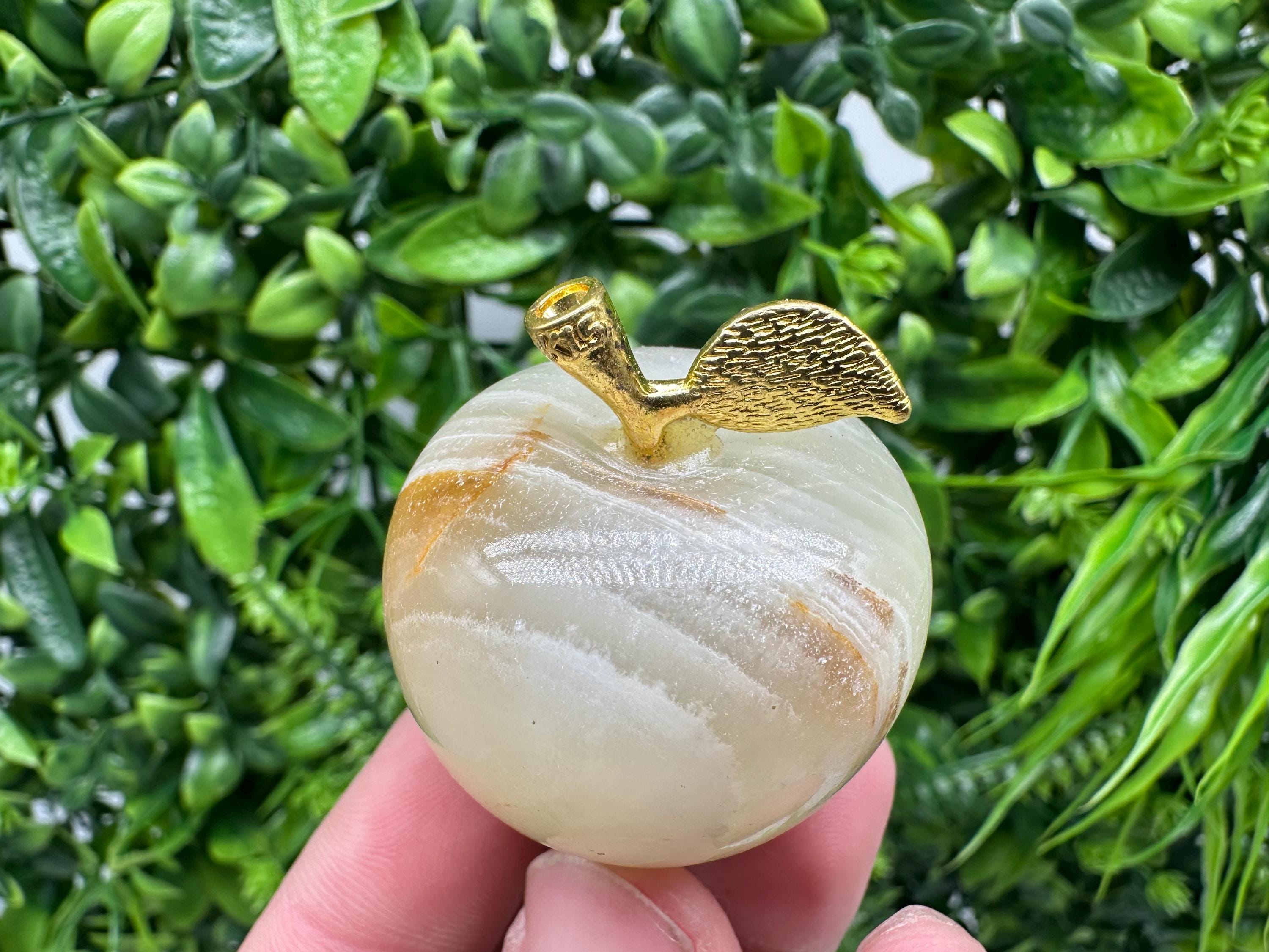 Handcrafted Marbled Onyx Apple Sculpture: Natural Stone Decor
