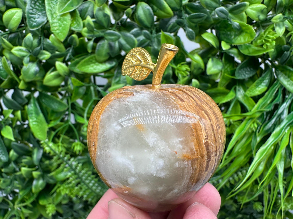 Handcrafted Marbled Onyx Apple Sculpture: Natural Stone Decor