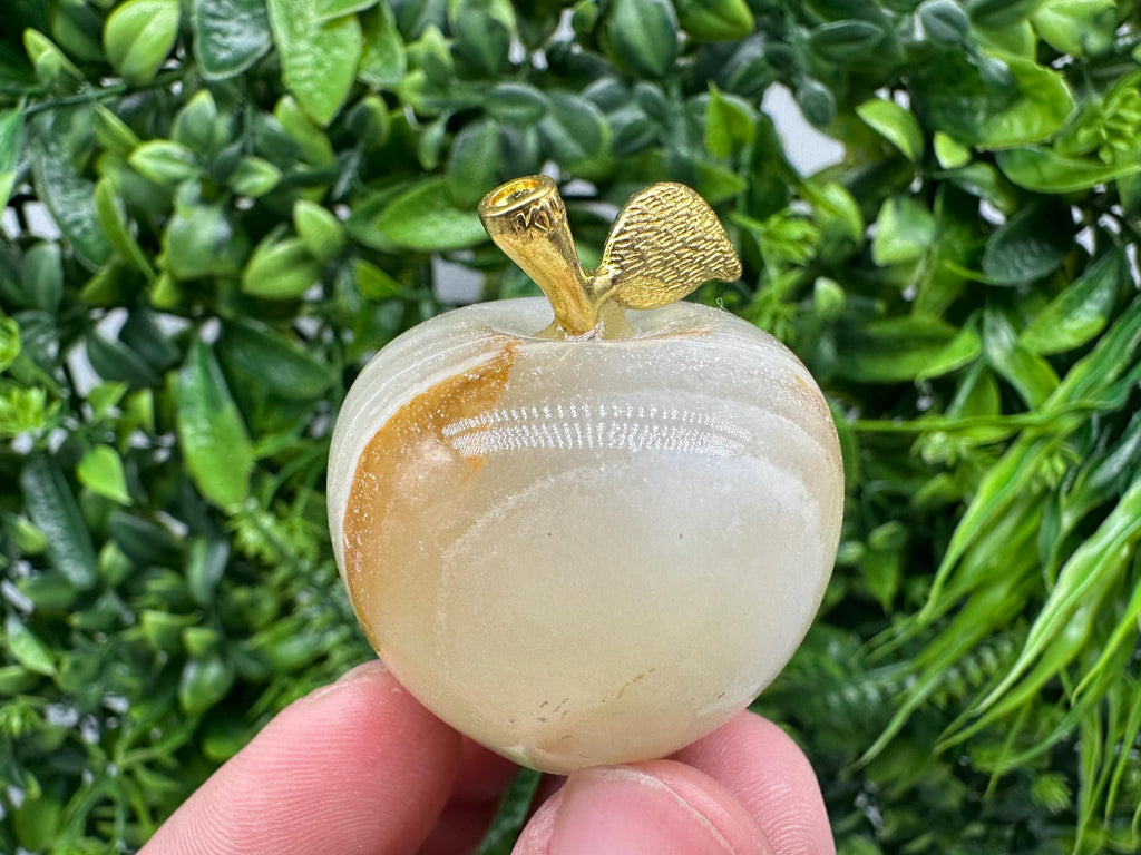 Handcrafted Marbled Onyx Apple Sculpture: Natural Stone Decor