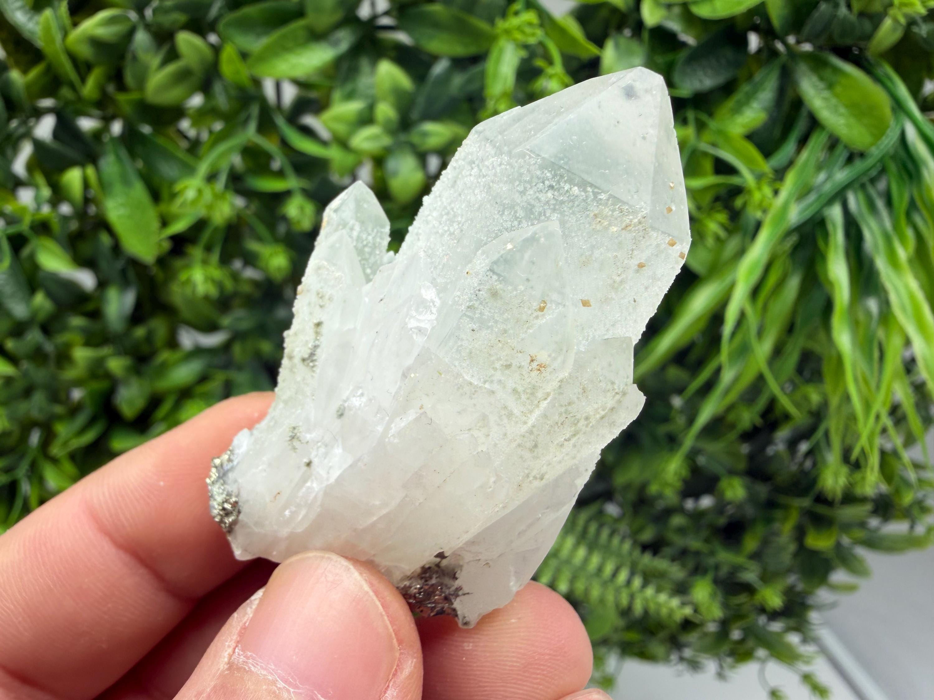 Wonderful Transparent Quartz whit Chlorite ,From 9th September mine,Madan,Bulgaria,Quartz,Quartz crystal,mineral specimen,collection quartz