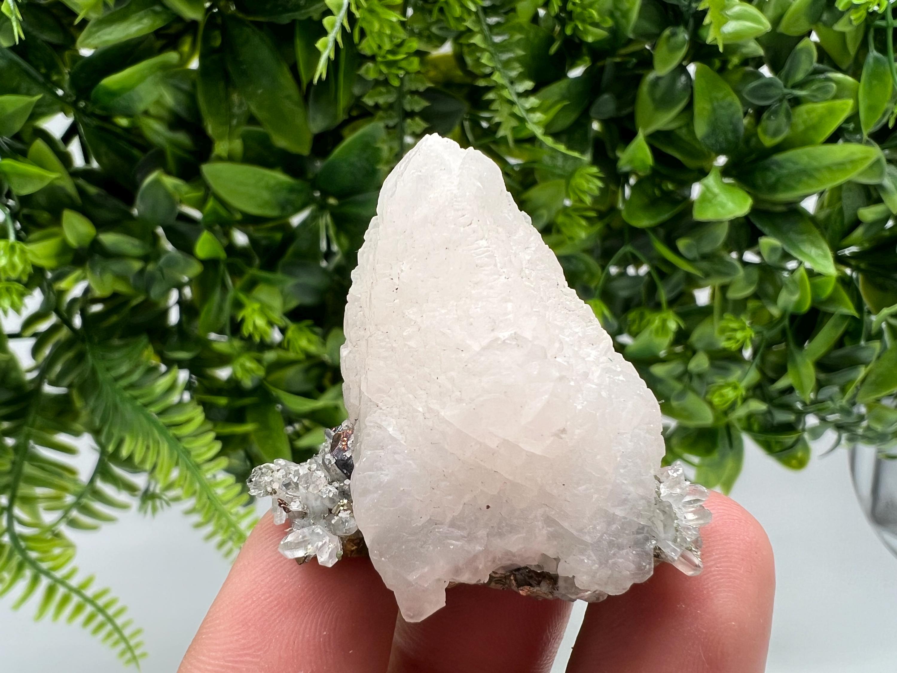 Quartz,Calcite whit Brown Rhodochrosite from Djurcovo mine,Bulgaria,Quartz,Rhodochrosite cluster,natural mineral,collection crystal,mineral
