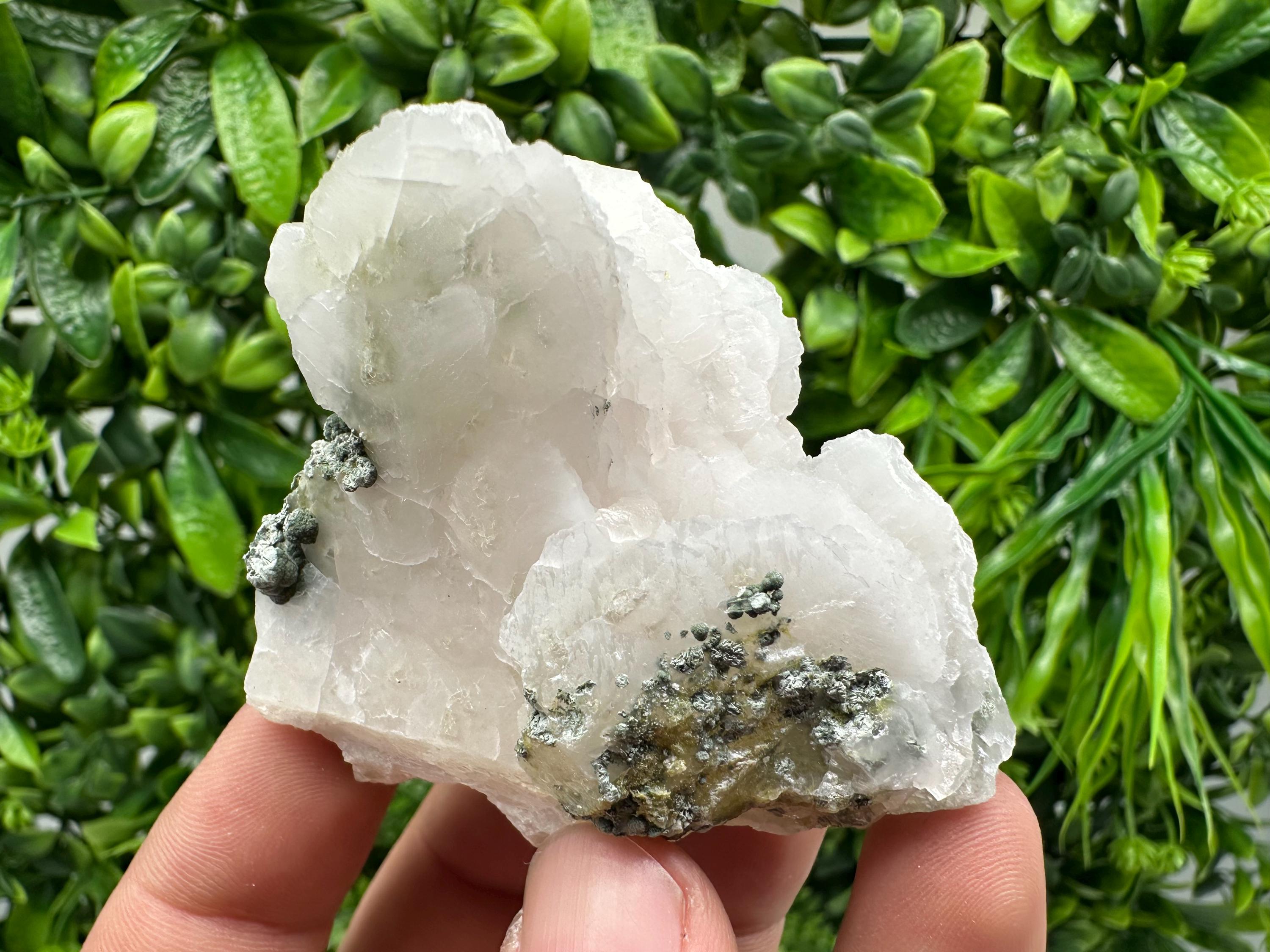 UV Mangano Calcite Crystal: Borieva Mine, Bulgaria