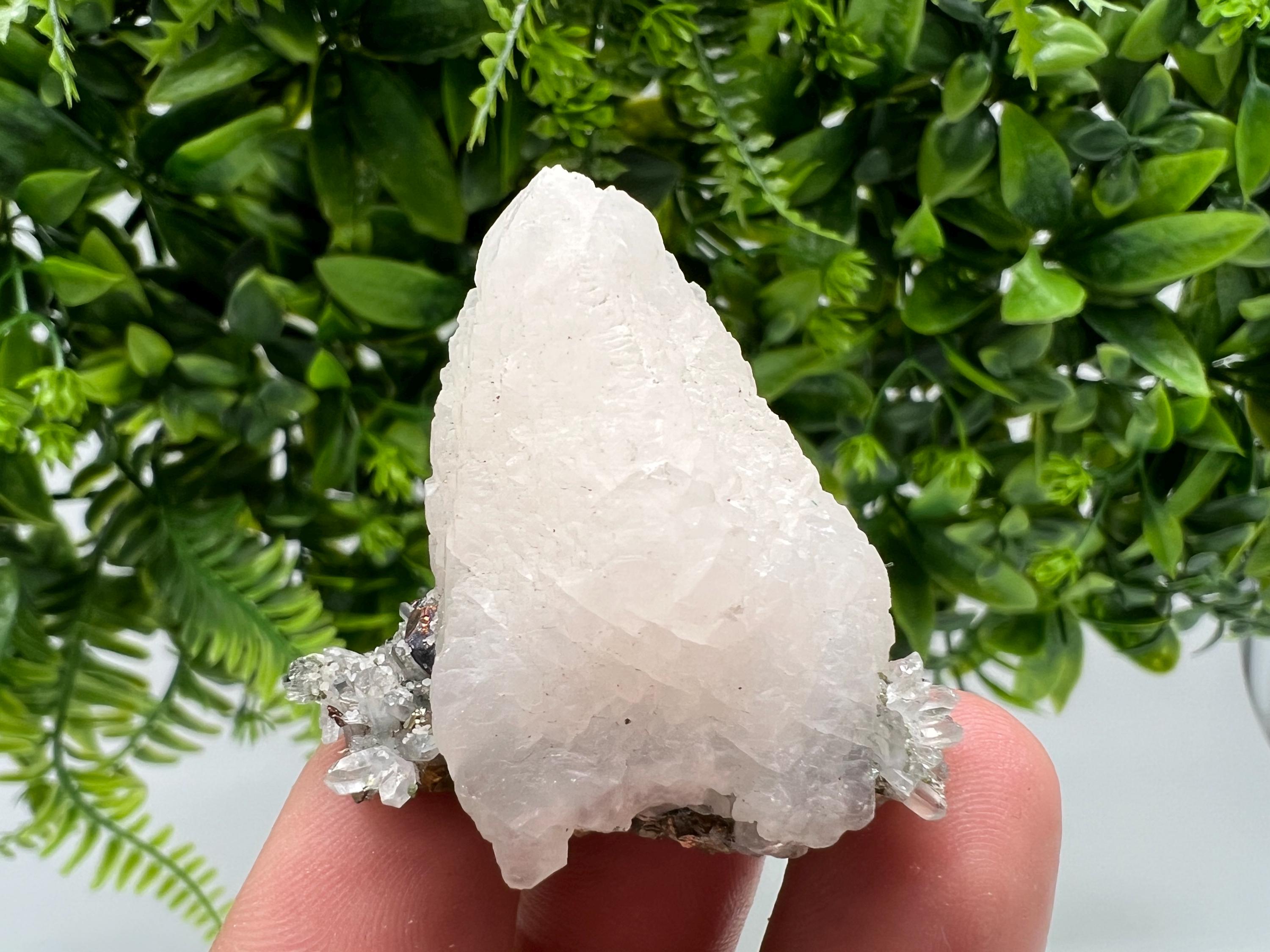 Quartz,Calcite whit Brown Rhodochrosite from Djurcovo mine,Bulgaria,Quartz,Rhodochrosite cluster,natural mineral,collection crystal,mineral