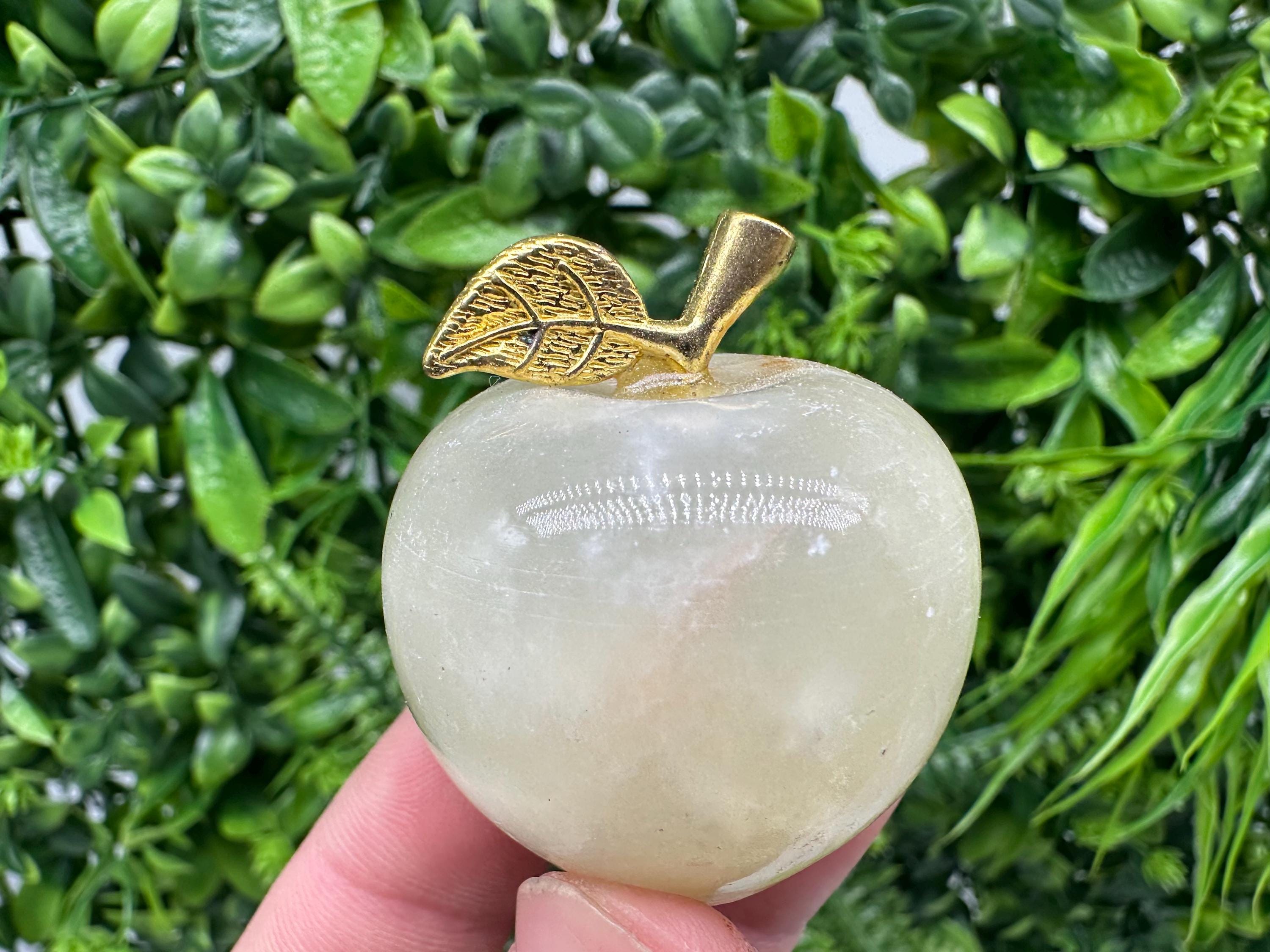 Handcrafted Marbled Onyx Apple Sculpture: Natural Stone Decor