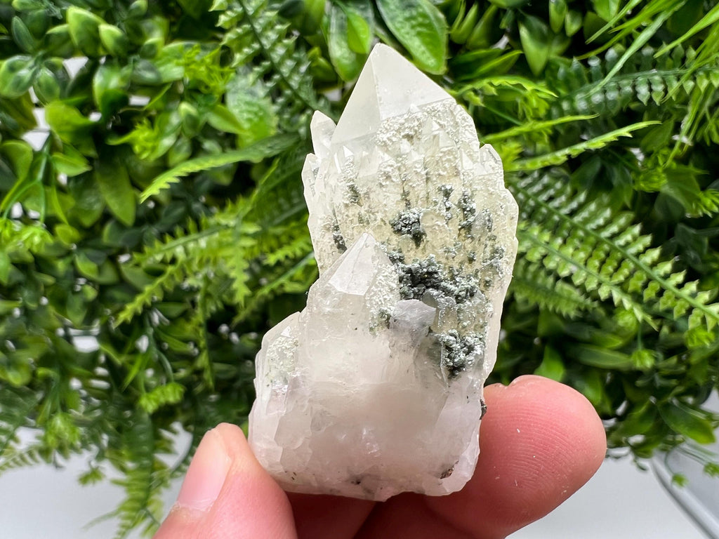 Wonderful Transparent Quartz whit Chlorite ,From 9th September mine,Madan,Bulgaria,Quartz,Quartz crystal,mineral specimen,collection quartz