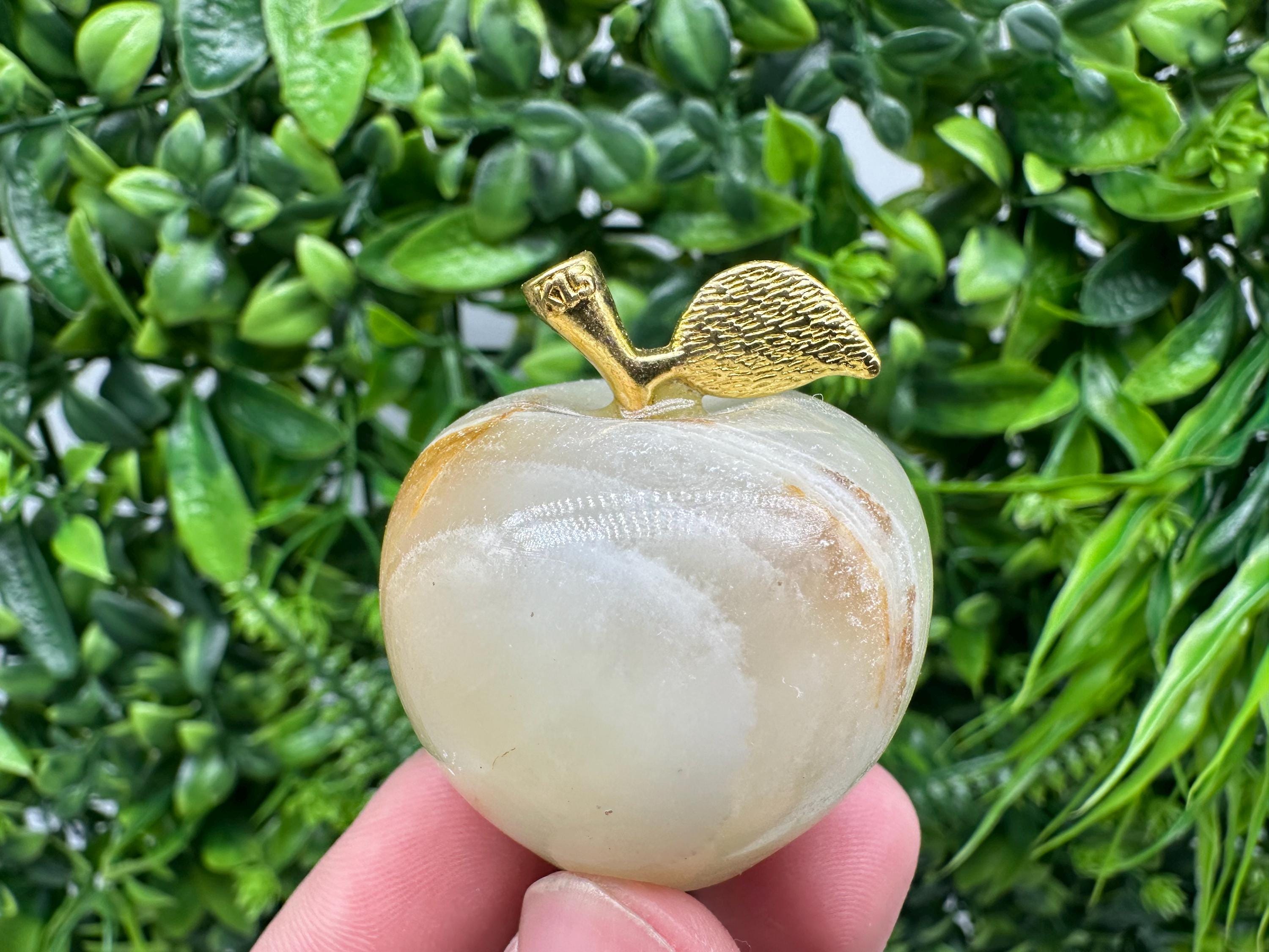 Handcrafted Marbled Onyx Apple Sculpture: Natural Stone Decor