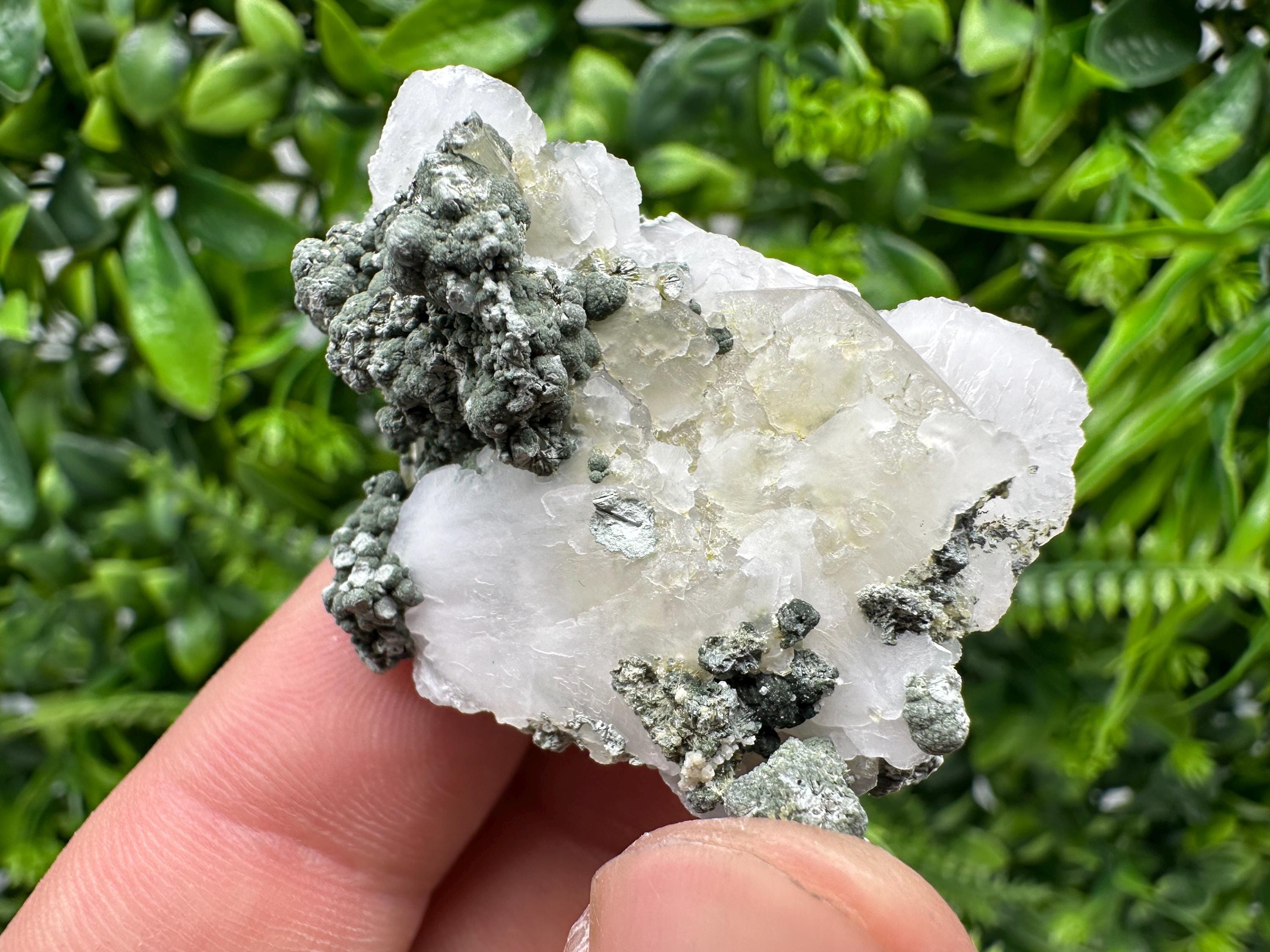 Wonderful,UV Mangano Calcite from Borieva mine Madan Bulgaria natural minerals souvenir crystal collection home decor souvenir gift stone