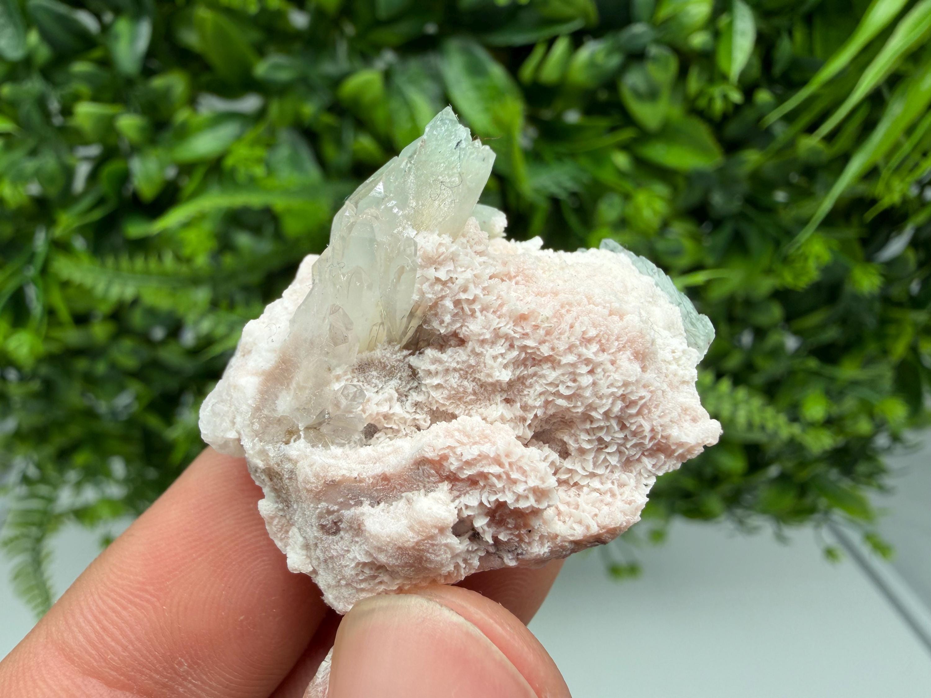 Stunning Quartz whit Chlorite on Rhodochrosite covered whit siderite natural minerals souvenir crystal home decor stone 9th September mine
