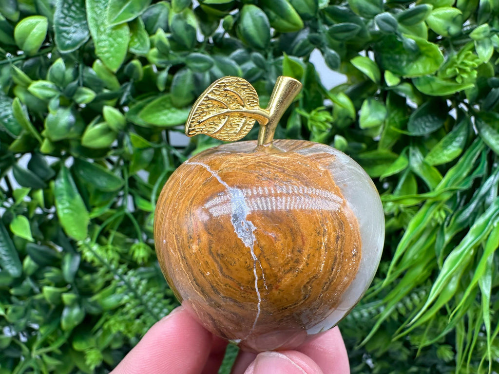 Handcrafted Marbled Onyx Apple Sculpture: Natural Stone Decor