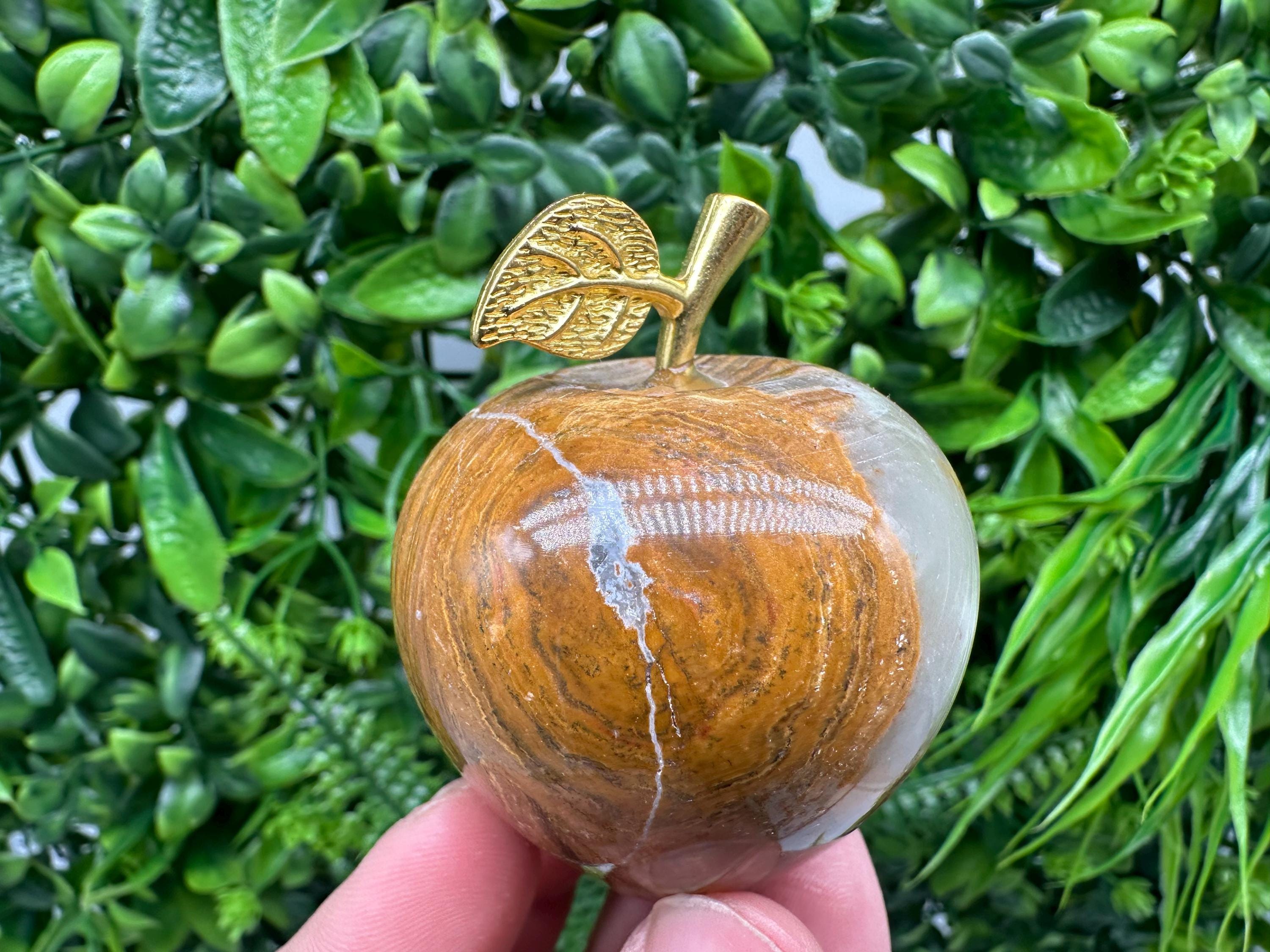 Handcrafted Marbled Onyx Apple Sculpture: Natural Stone Decor