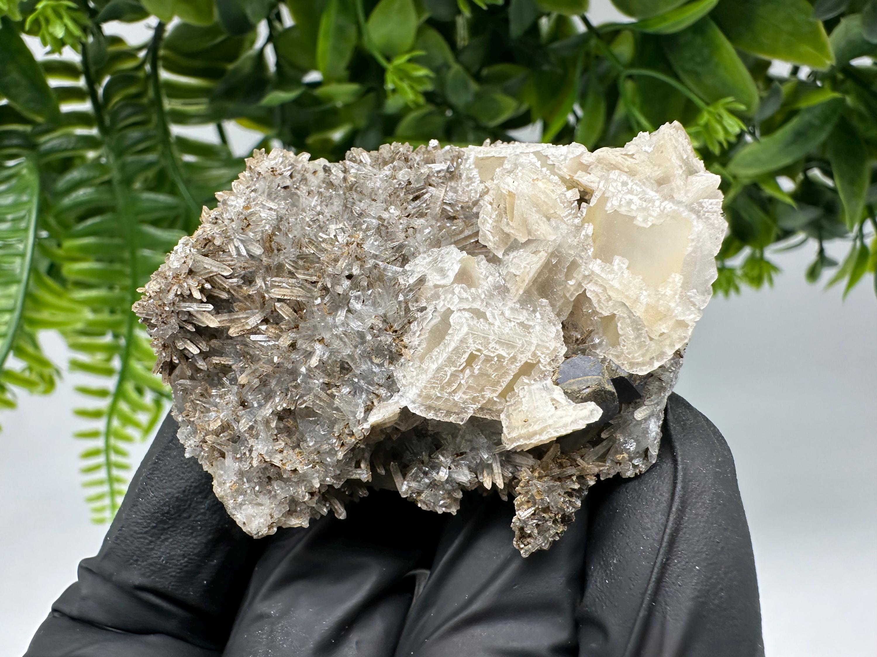 Calcite on Quartz,Chlorite from Borieva mine,Madan,Bulgaria,mineral specimen,collected crystal,geological minerals,collecting crystal