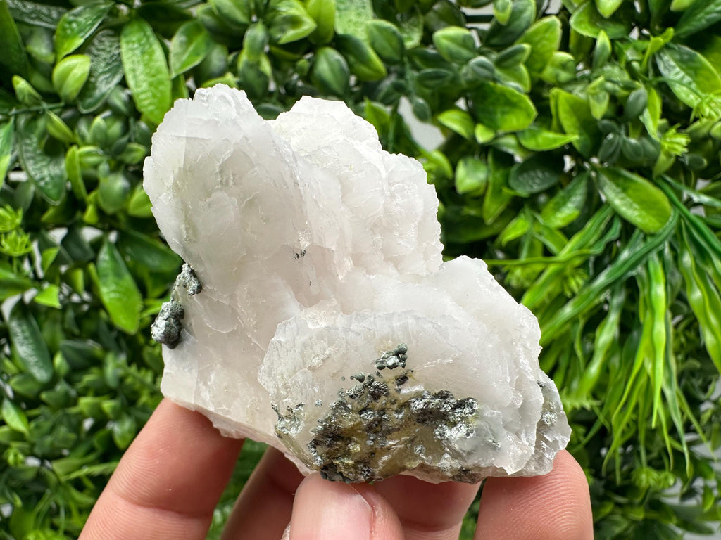 UV Mangano Calcite Crystal: Borieva Mine, Bulgaria