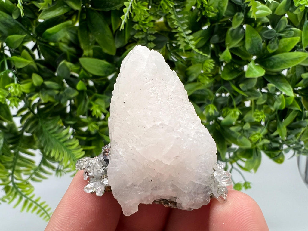 Quartz,Calcite whit Brown Rhodochrosite from Djurcovo mine,Bulgaria,Quartz,Rhodochrosite cluster,natural mineral,collection crystal,mineral