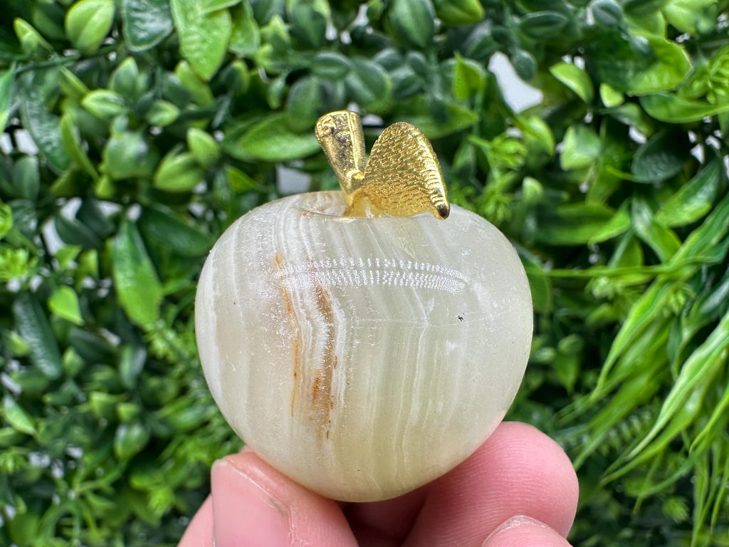 Handcrafted Marbled Onyx Apple Sculpture: Natural Stone Decor