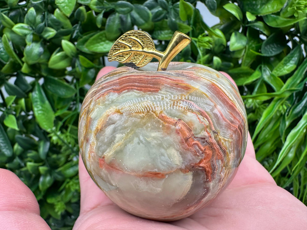 Handcrafted Marbled Onyx Apple Sculpture: Natural Stone Decor