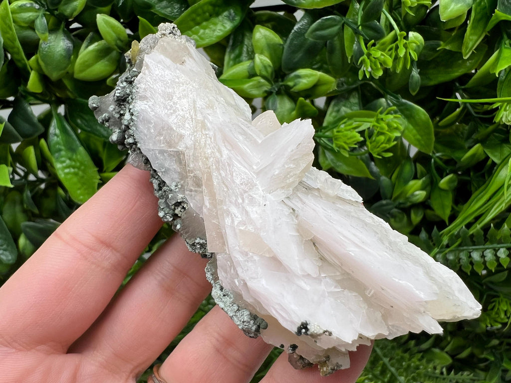 Wonderful,UV Mangano Calcite from Borieva mine Madan Bulgaria natural minerals souvenir crystal collection home decor souvenir gift stone
