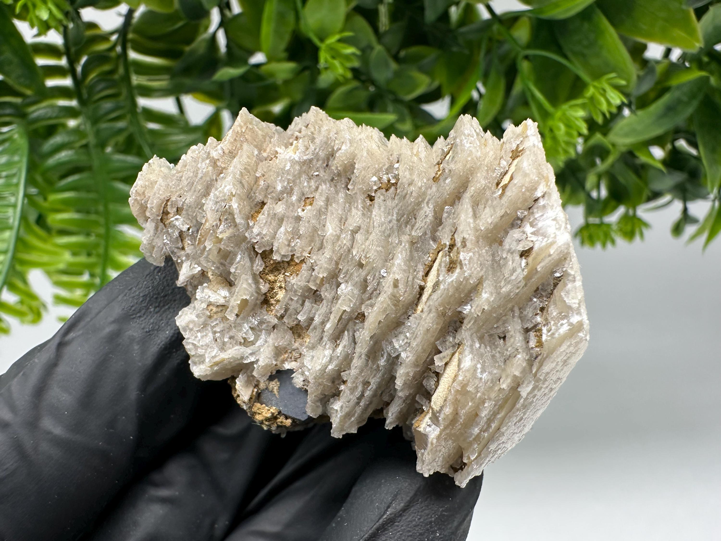 Calcite on Quartz,Chlorite from Borieva mine,Madan,Bulgaria,mineral specimen,collected crystal,geological minerals,collecting crystal