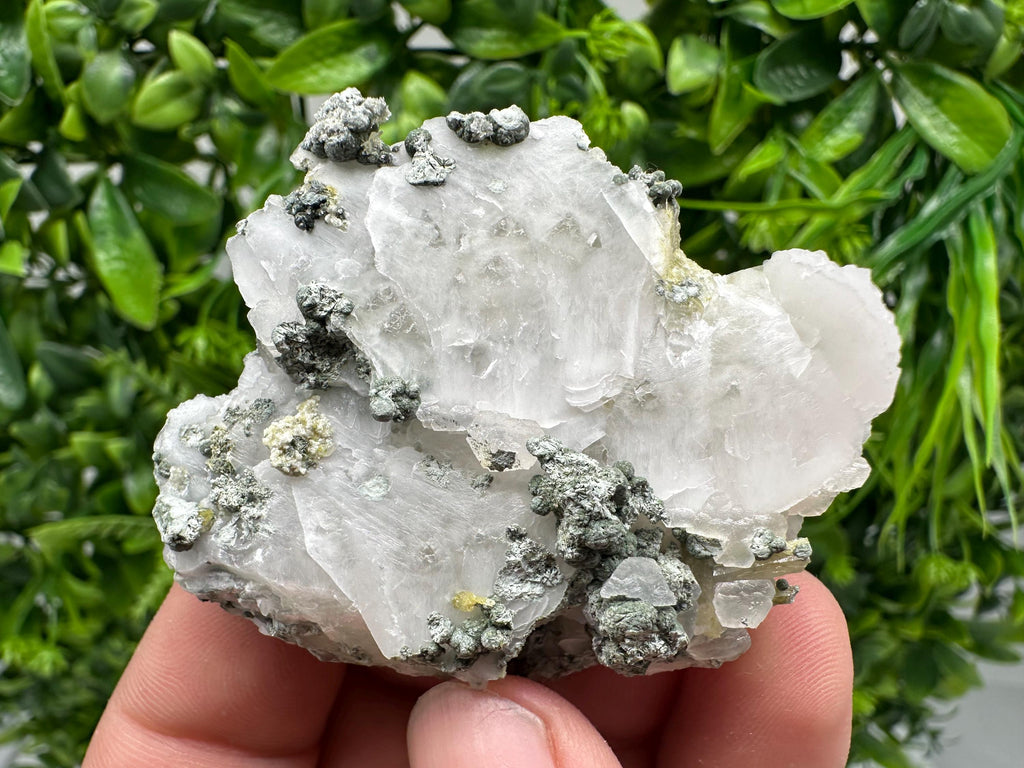 Wonderful,UV Mangano Calcite from Borieva mine Madan Bulgaria natural minerals souvenir crystal collection home decor souvenir gift stone