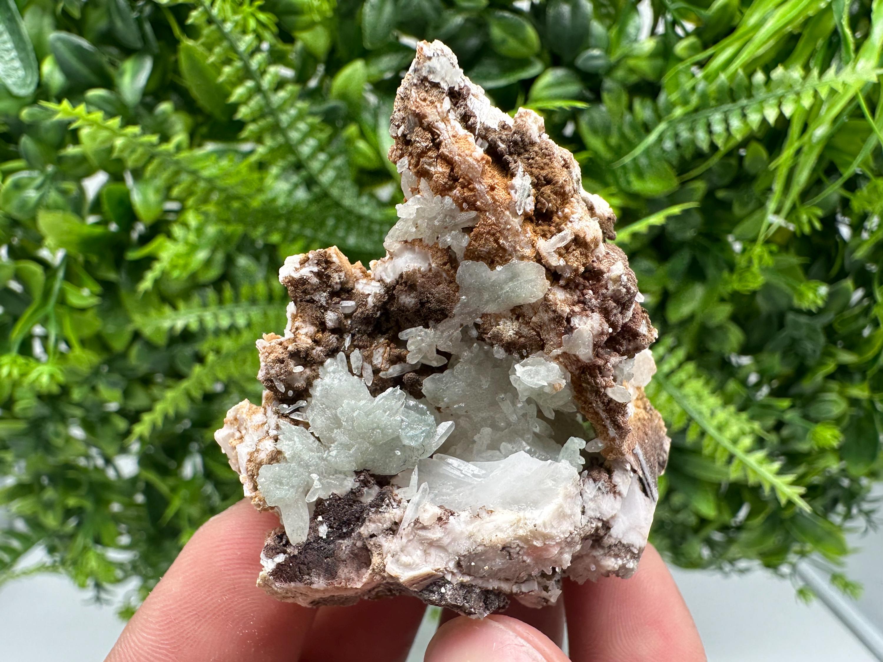 Stunning Quartz whit Chlorite on Rhodochrosite covered whit siderite natural minerals souvenir crystal home decor stone 9th September mine