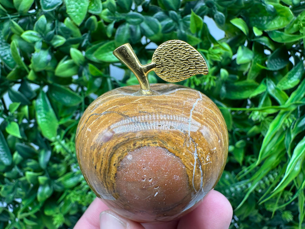 Handcrafted Marbled Onyx Apple Sculpture: Natural Stone Decor