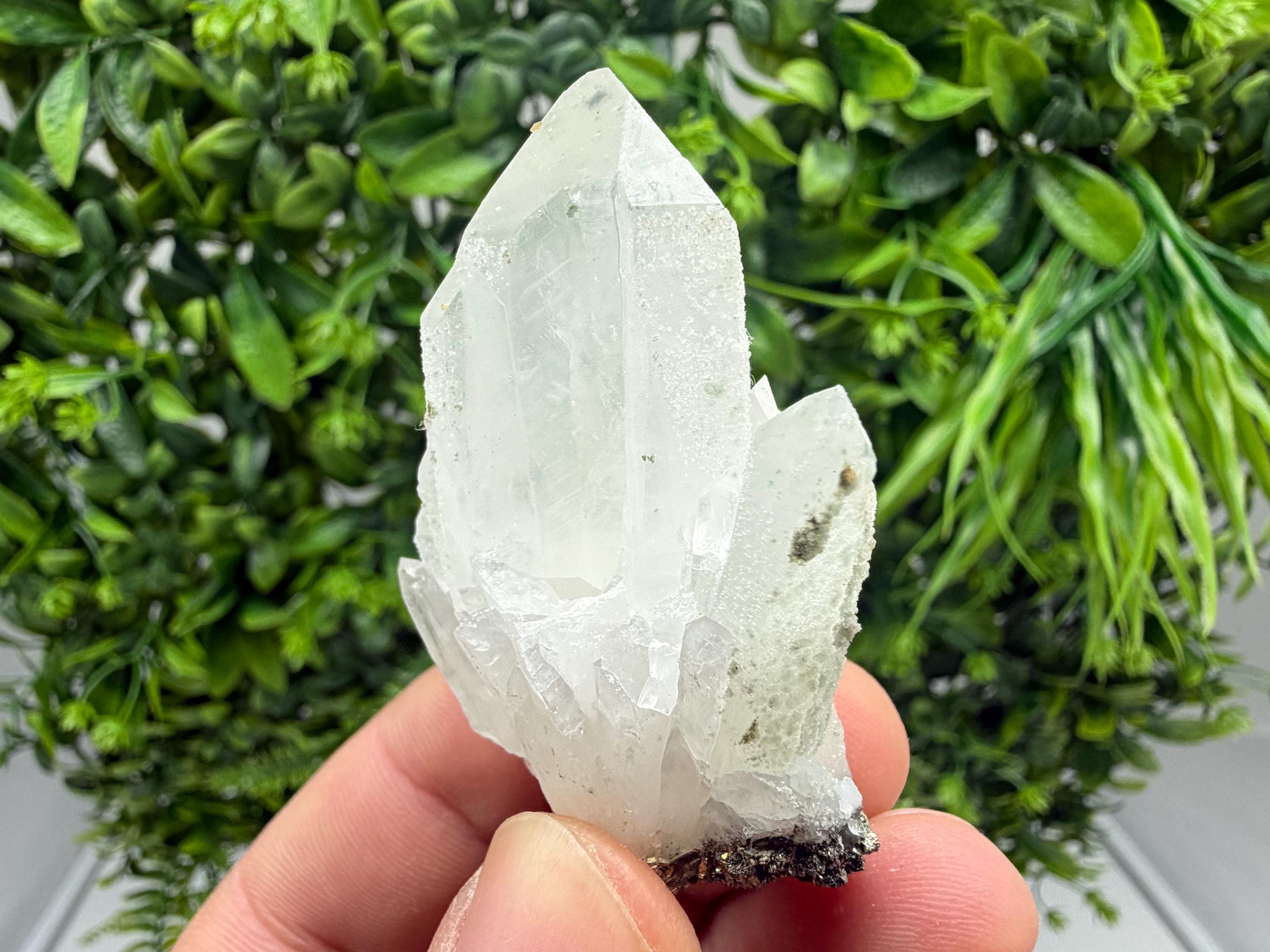 Wonderful Transparent Quartz whit Chlorite ,From 9th September mine,Madan,Bulgaria,Quartz,Quartz crystal,mineral specimen,collection quartz