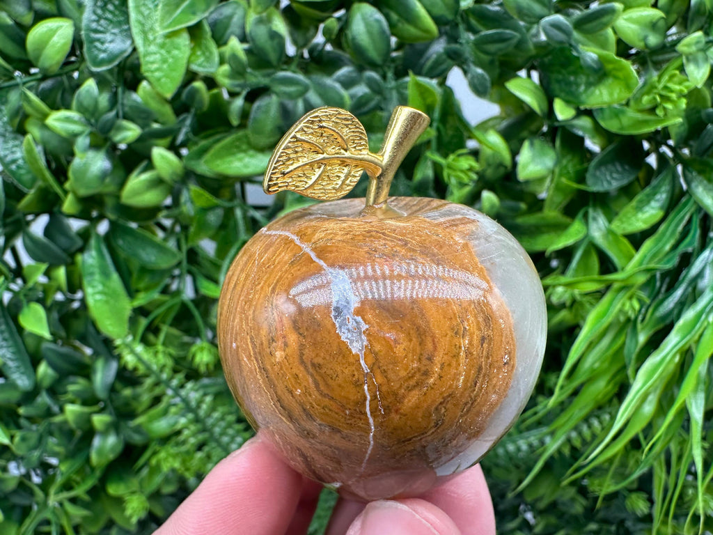 Handcrafted Marbled Onyx Apple Sculpture: Natural Stone Decor