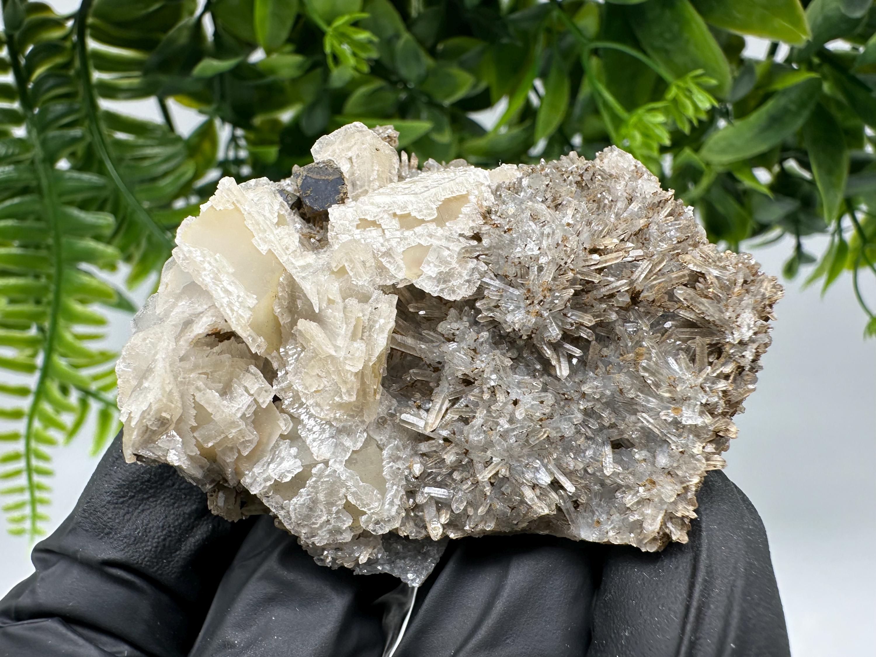 Calcite on Quartz,Chlorite from Borieva mine,Madan,Bulgaria,mineral specimen,collected crystal,geological minerals,collecting crystal