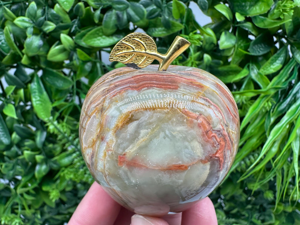 Handcrafted Marbled Onyx Apple Sculpture: Natural Stone Decor