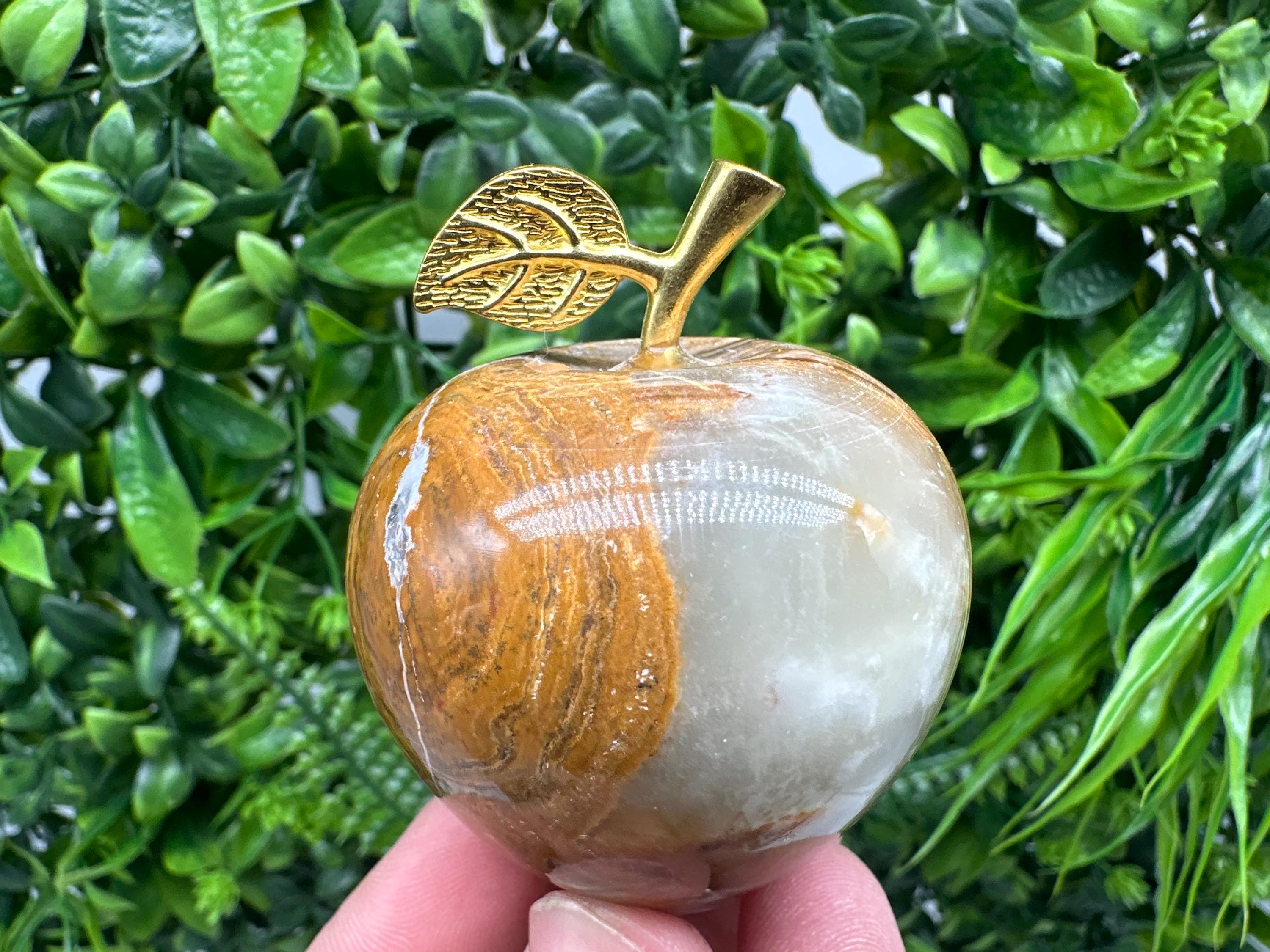 Handcrafted Marbled Onyx Apple Sculpture: Natural Stone Decor