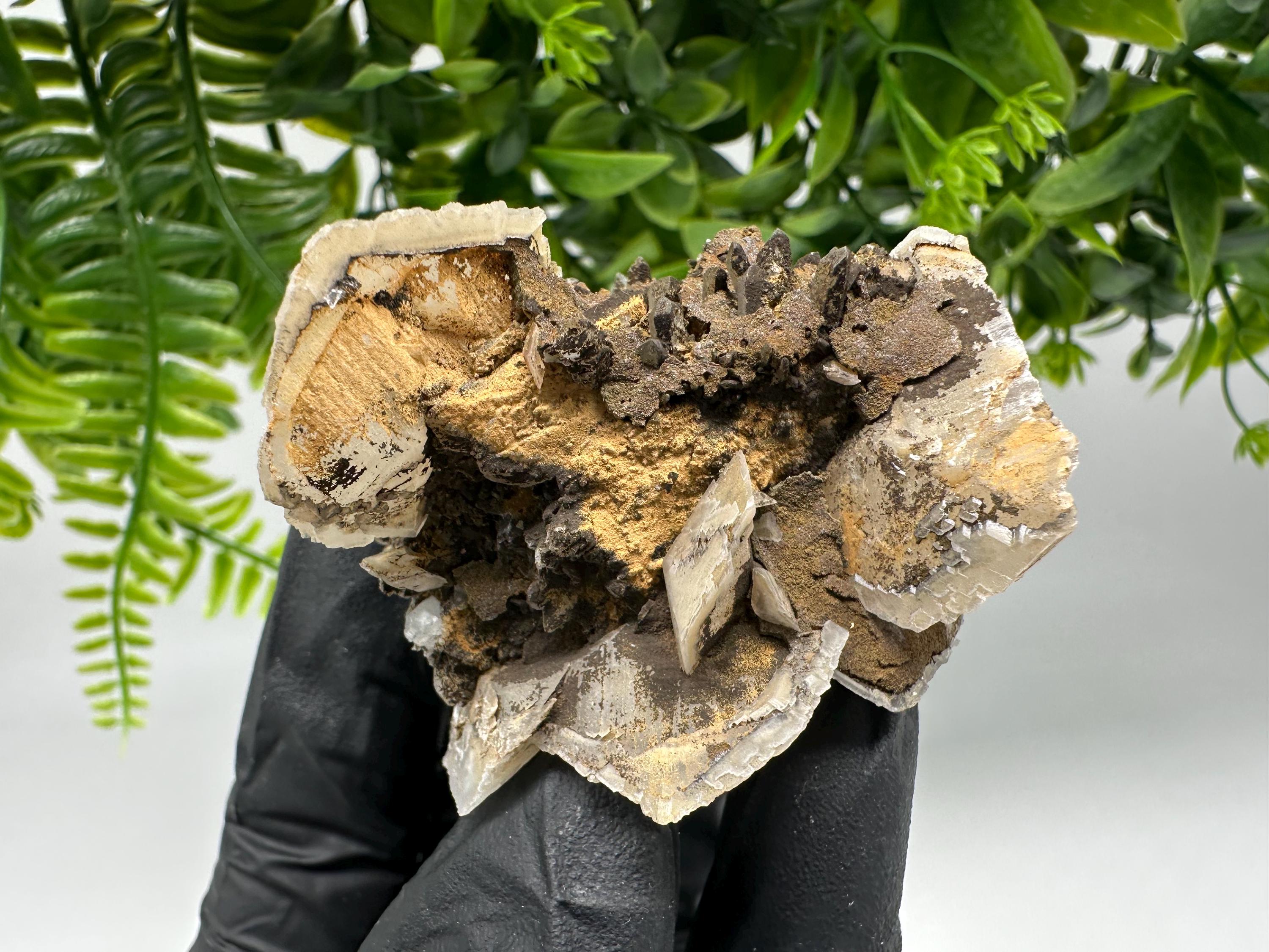 Calcite on Quartz,Chlorite from Borieva mine,Madan,Bulgaria,mineral specimen,collected crystal,geological minerals,collecting crystal