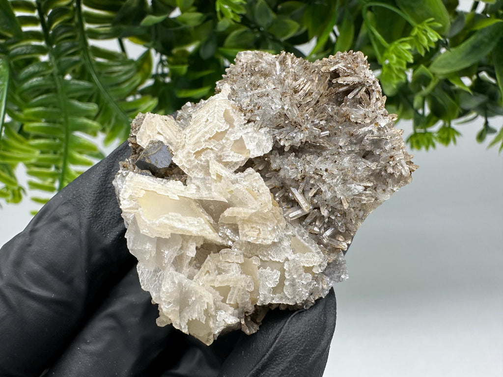 Calcite on Quartz,Chlorite from Borieva mine,Madan,Bulgaria,mineral specimen,collected crystal,geological minerals,collecting crystal