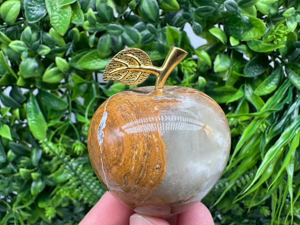 Handcrafted Marbled Onyx Apple Sculpture: Natural Stone Decor