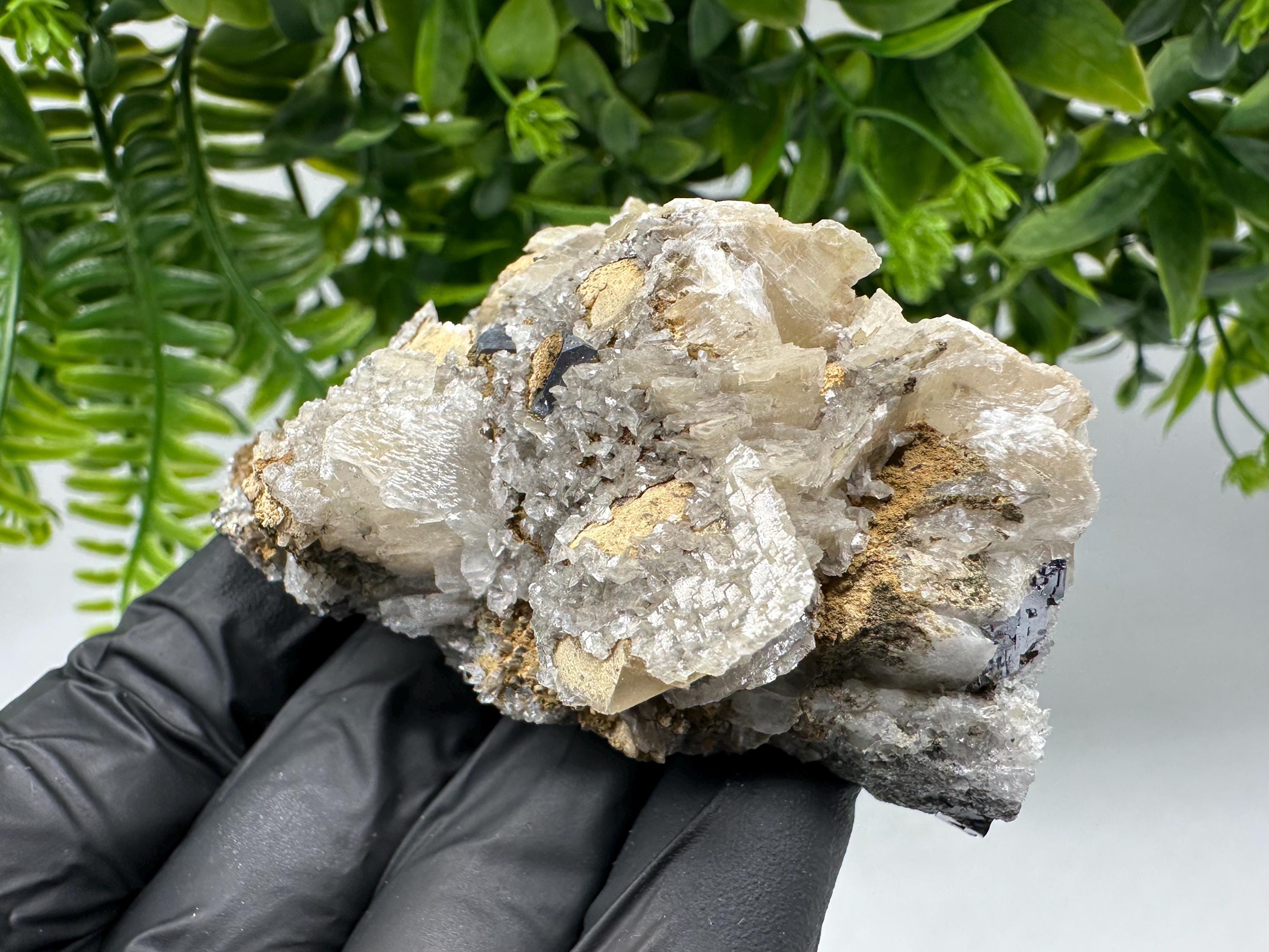 Calcite on Quartz,Chlorite from Borieva mine,Madan,Bulgaria,mineral specimen,collected crystal,geological minerals,collecting crystal