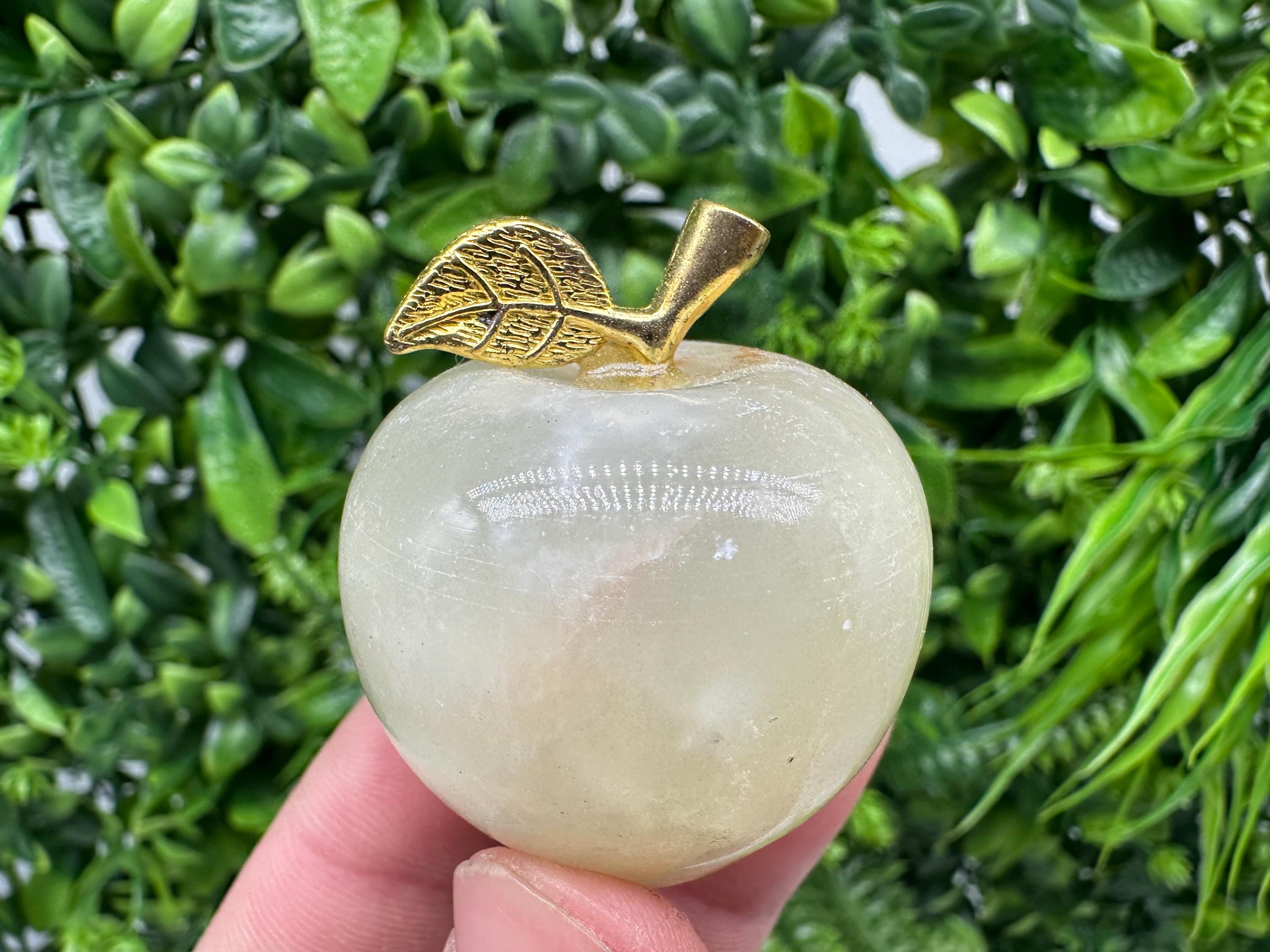 Handcrafted Marbled Onyx Apple Sculpture: Natural Stone Decor