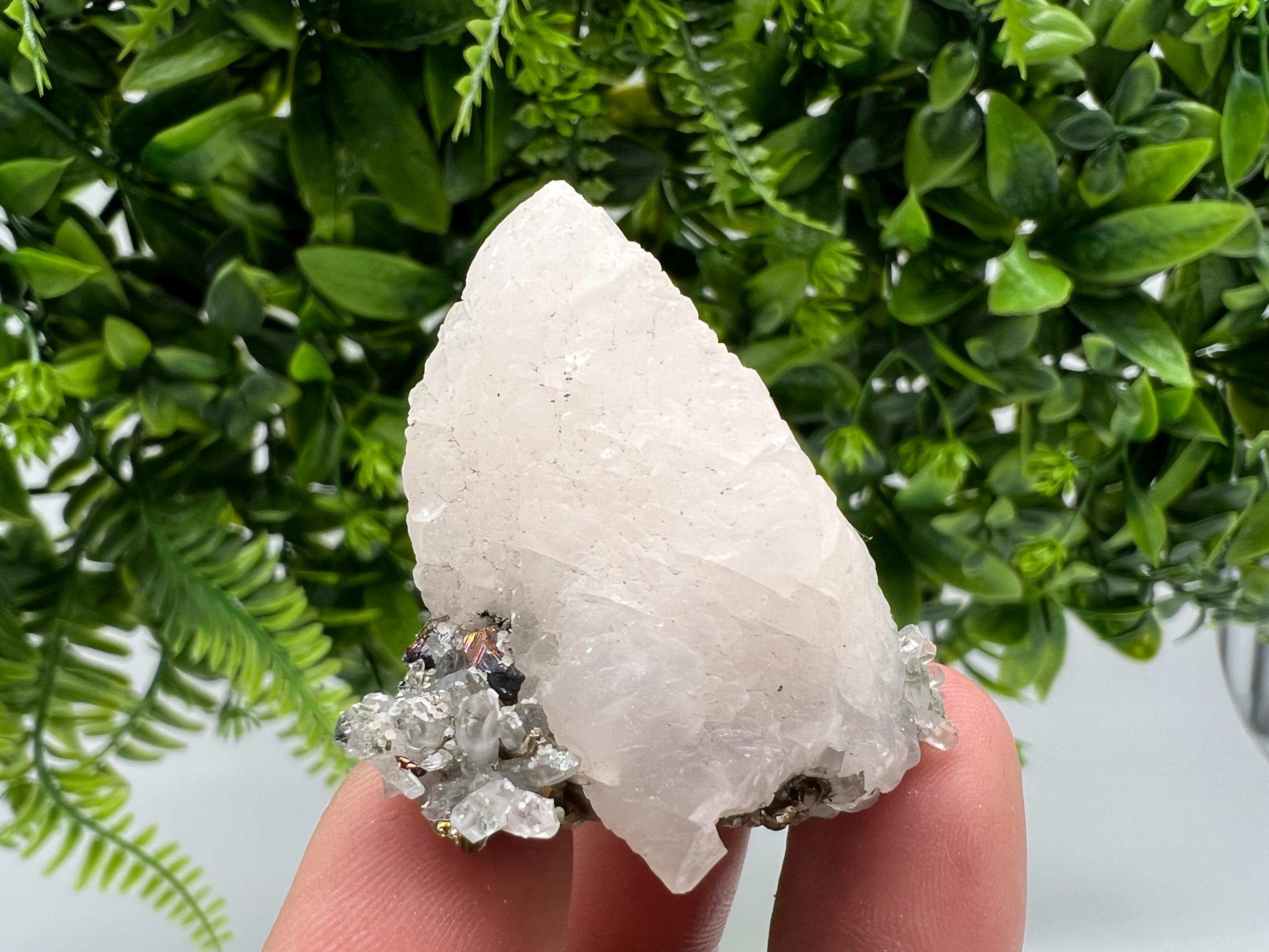 Quartz,Calcite whit Brown Rhodochrosite from Djurcovo mine,Bulgaria,Quartz,Rhodochrosite cluster,natural mineral,collection crystal,mineral